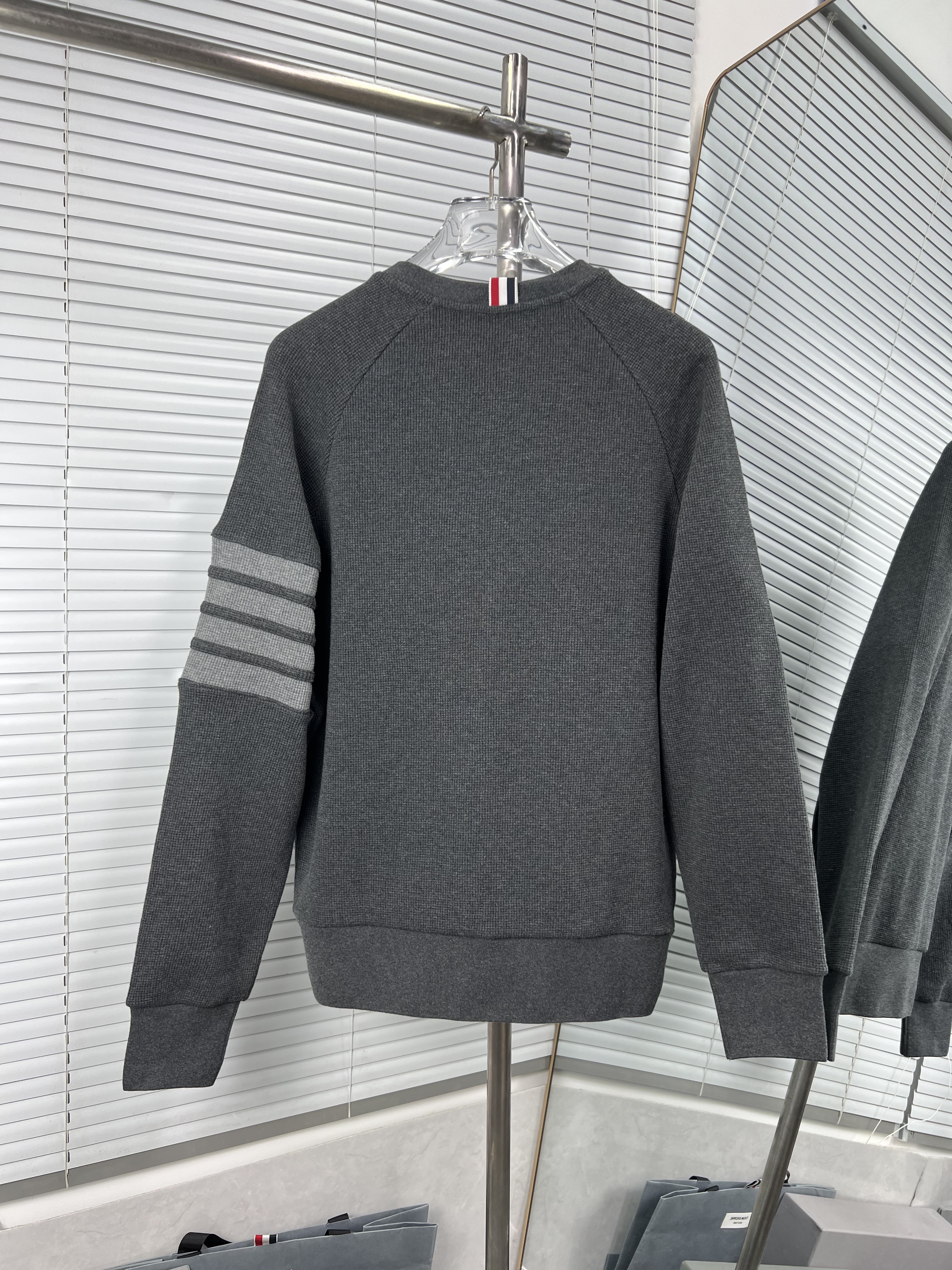 Thom Browne 톰브라운 와플 조직 4선 스트라이프 풀오버 티셔츠 의류