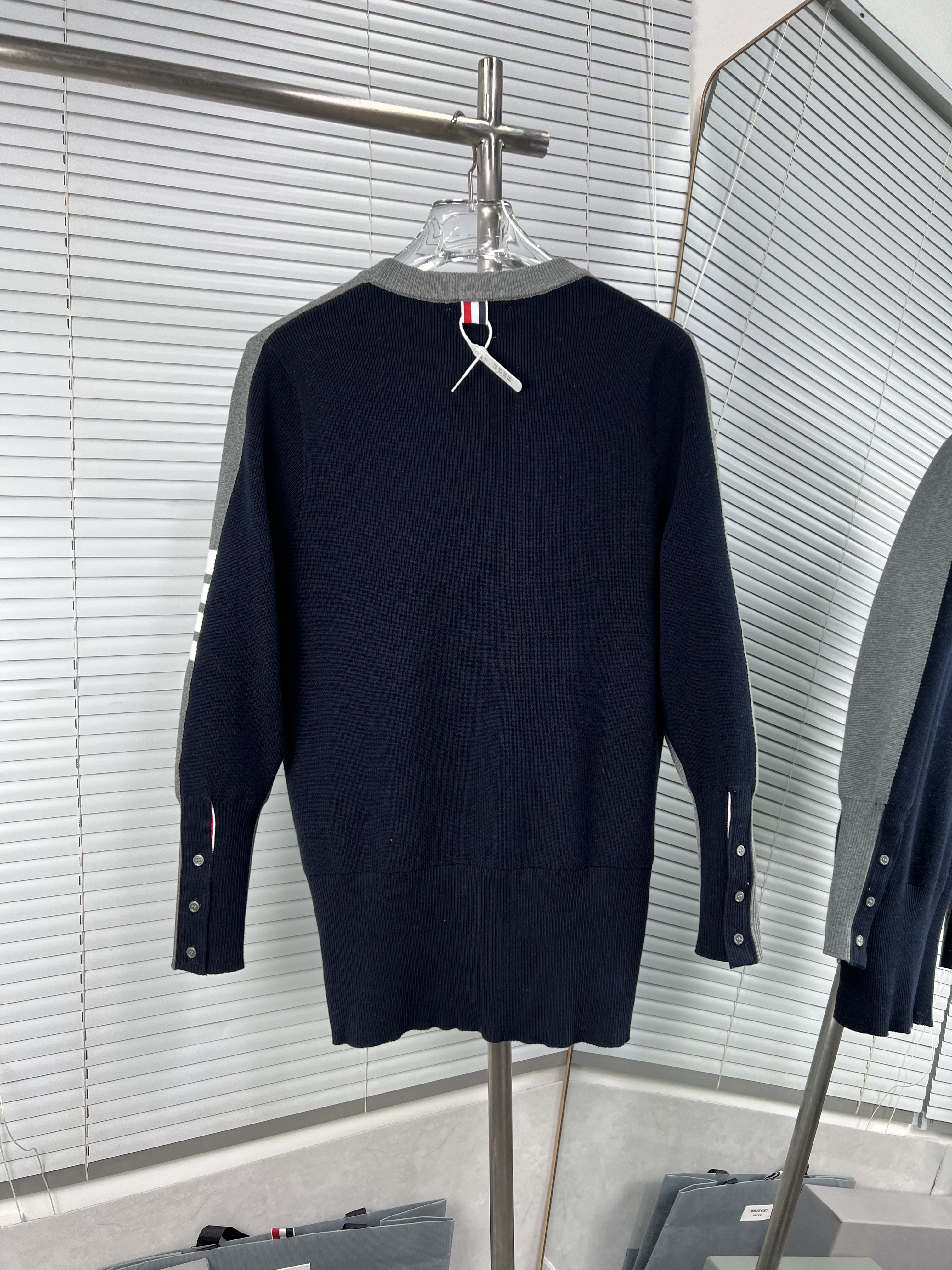 Thom Browne 톰브라운 전후 배색 크루넥 스웨터 니트 의류