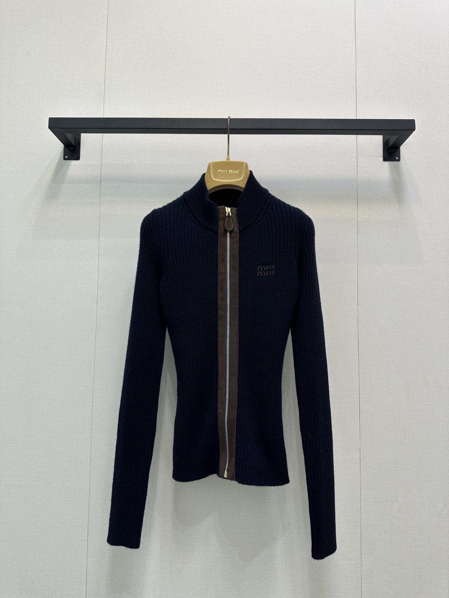 miumiu 미우미우 레터 로고 립넥 가죽 패치 집업 가디건 의류