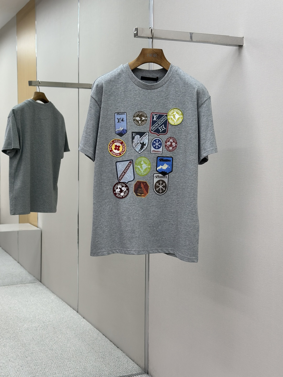 LOUIS VUITTON LV SKI 루이비통 슬리브 패치 반팔 티셔츠 의류