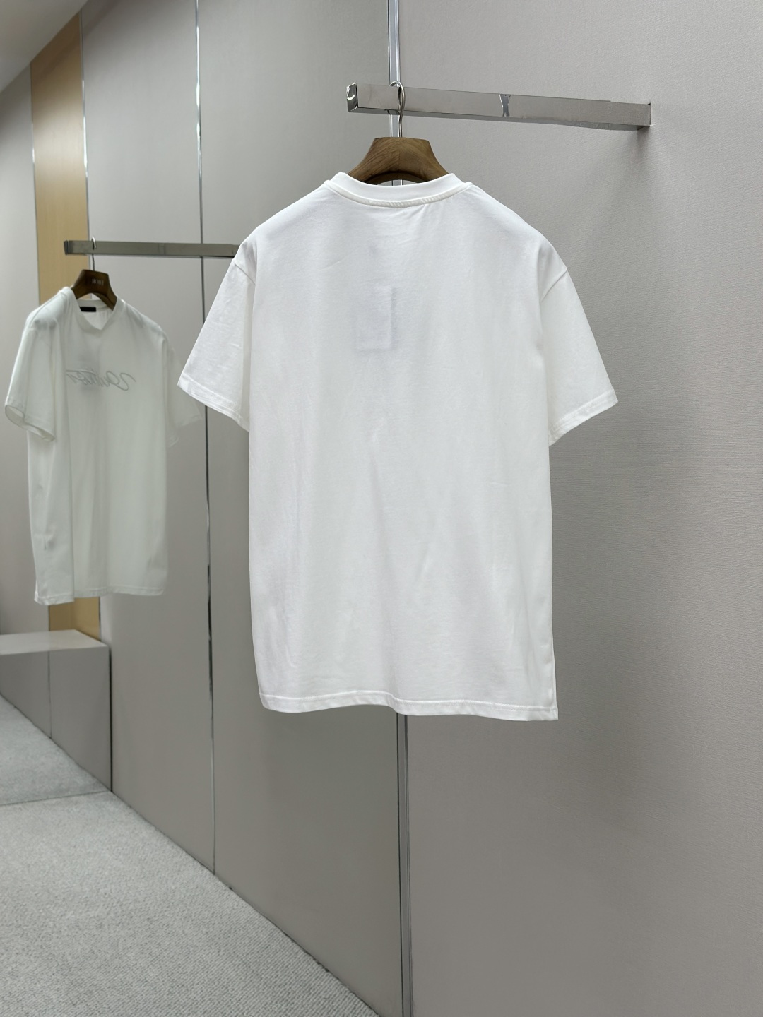 LOUIS VUITTON LV 루이비통 핸드라이팅 로고 반팔 티셔츠 의류