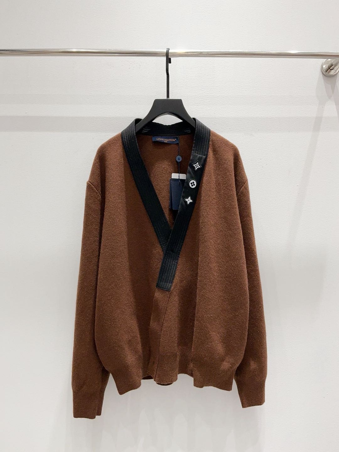 LOUIS VUITTON LV 루이비통 레터링 로고 장식 니트 가디건 의류