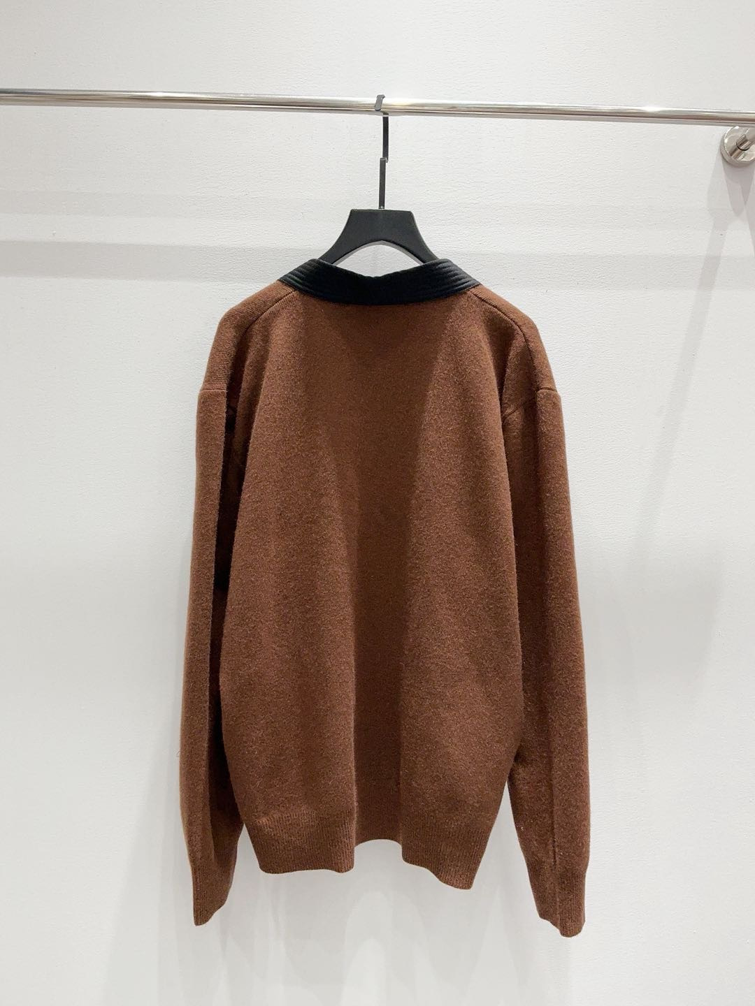 LOUIS VUITTON LV 루이비통 레터링 로고 장식 니트 가디건 의류