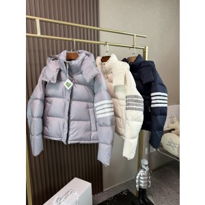 Thom Browne 톰브라운 뉴라벨 90% 화이트덕다운 패딩 점퍼 의류  퀼팅 디자인의 미니 패딩  후드 + 시그니처 스트라이프 소매 포인트  가볍고 포근한 90% 백다운, 볼륨감은 살리고 부해 보임은 최소화  겨울 데일리로 편하게 입기 좋은 릴랙스 실루엣  색상: 화이트 / 그레이 / 네이비  사이즈: S–L  ㅡ  #의류
