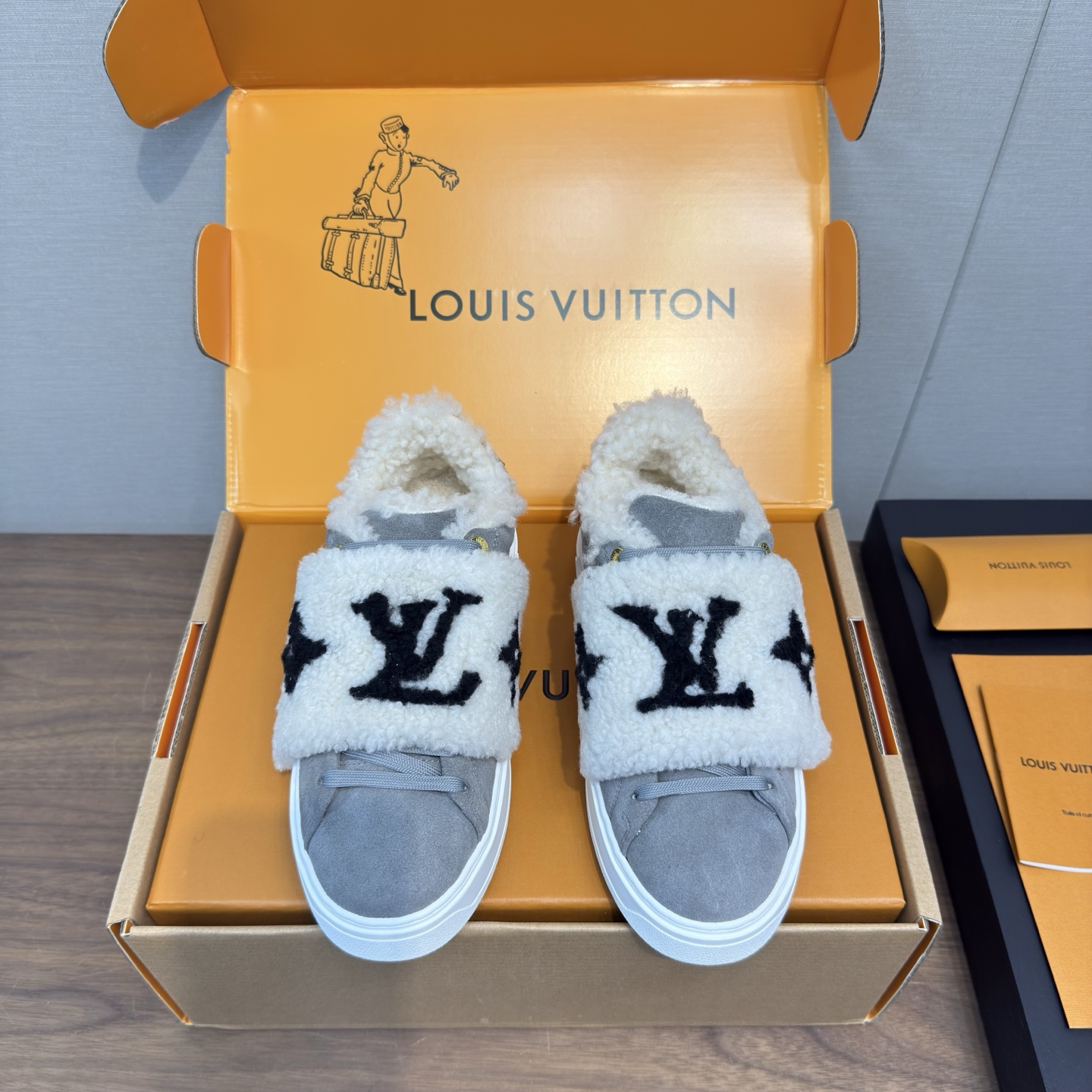 LV Time Out 루이비통 퍼 스니커즈 신발