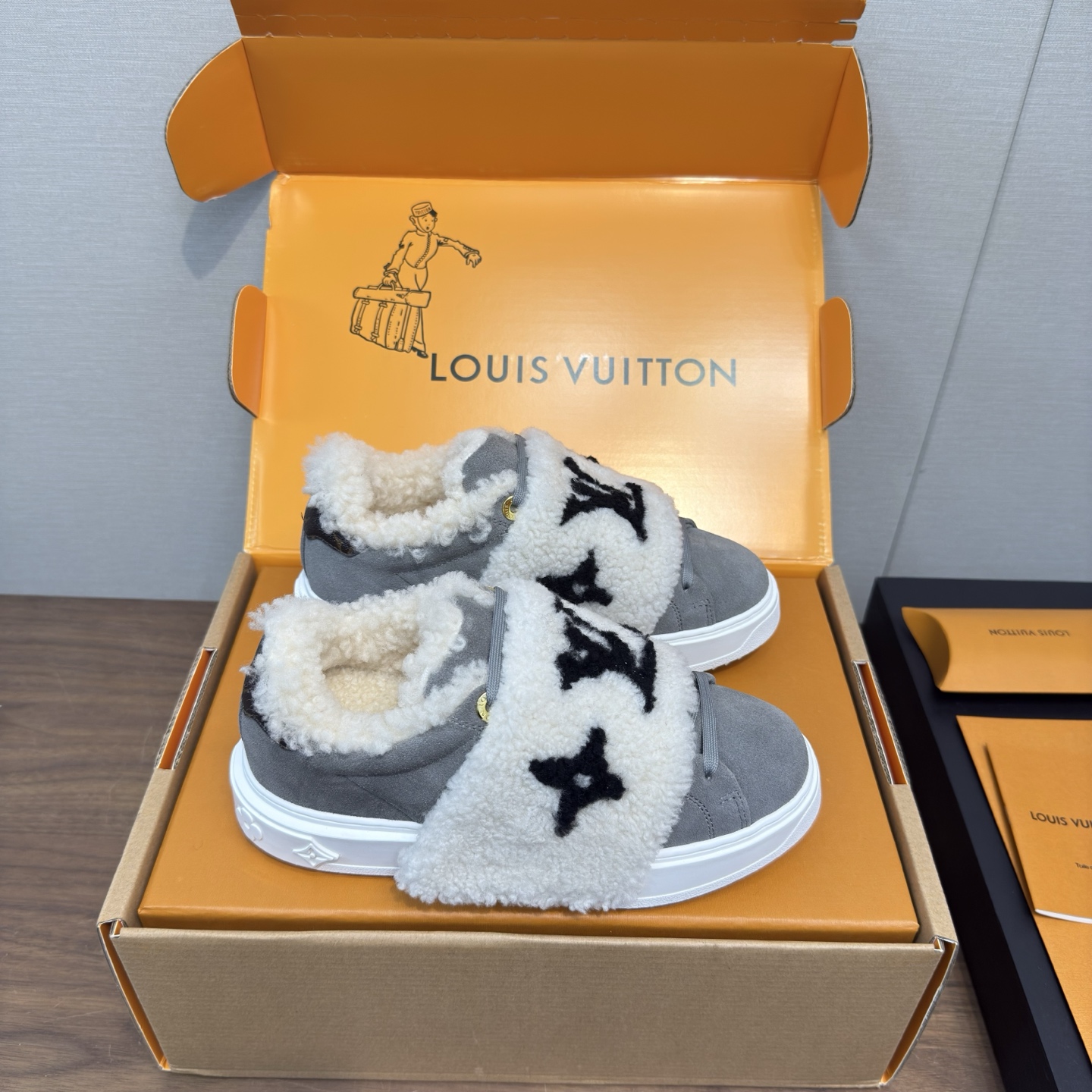 LV Time Out 루이비통 퍼 스니커즈 신발