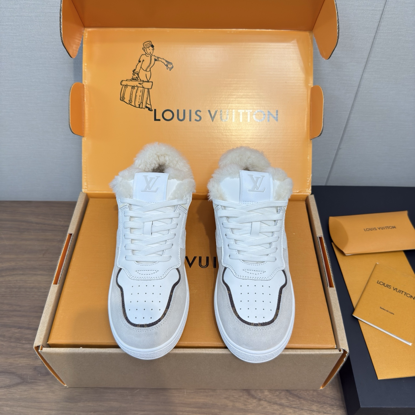 LV 루이비통 자수 캐주얼 스니커즈 신발