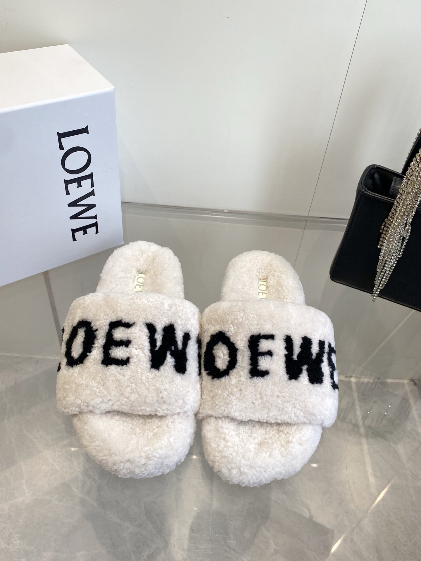 LOEWE 로에베 레터링 퍼 슬리퍼 신발
