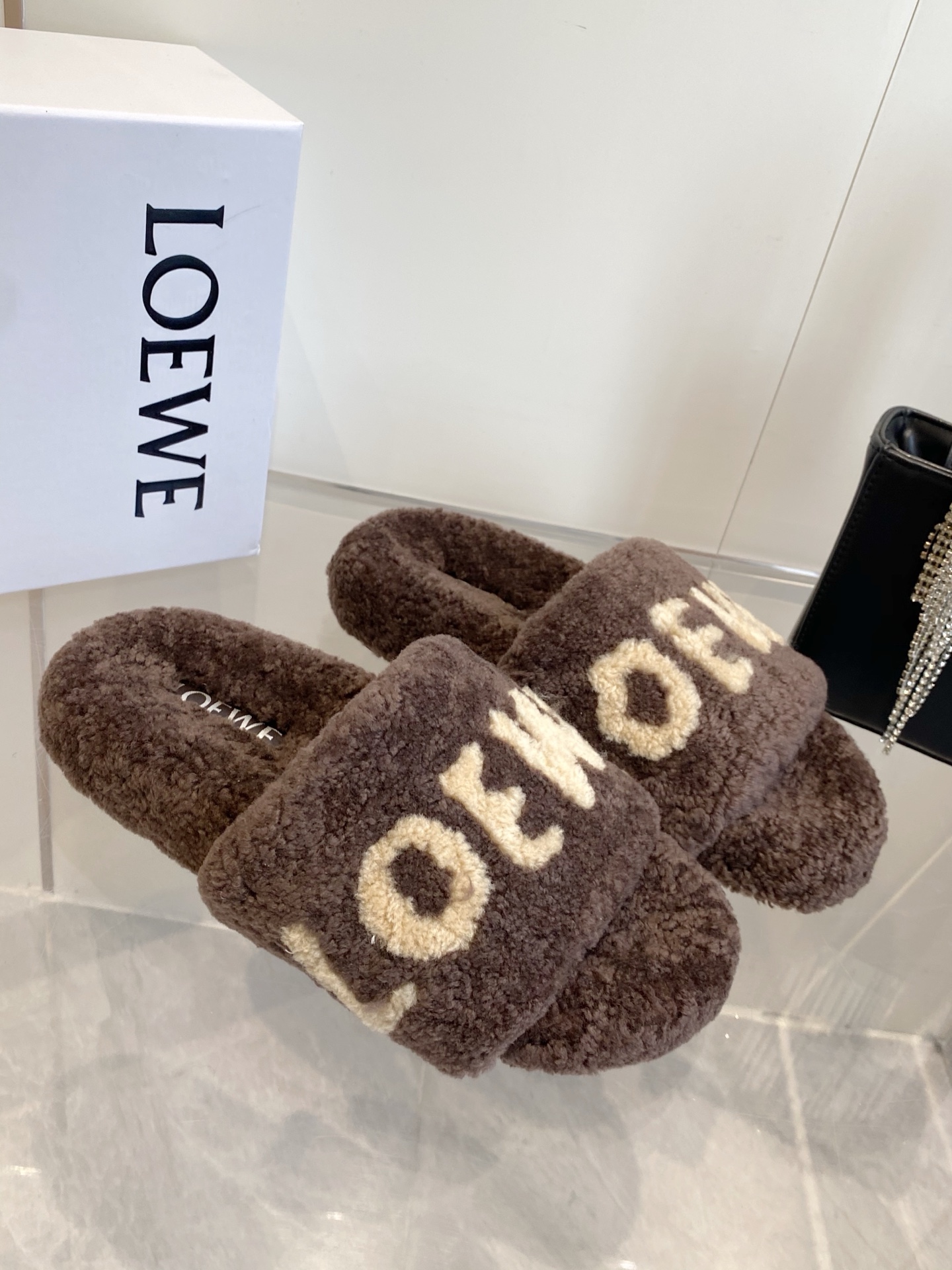 LOEWE 로에베 레터링 퍼 슬리퍼 신발