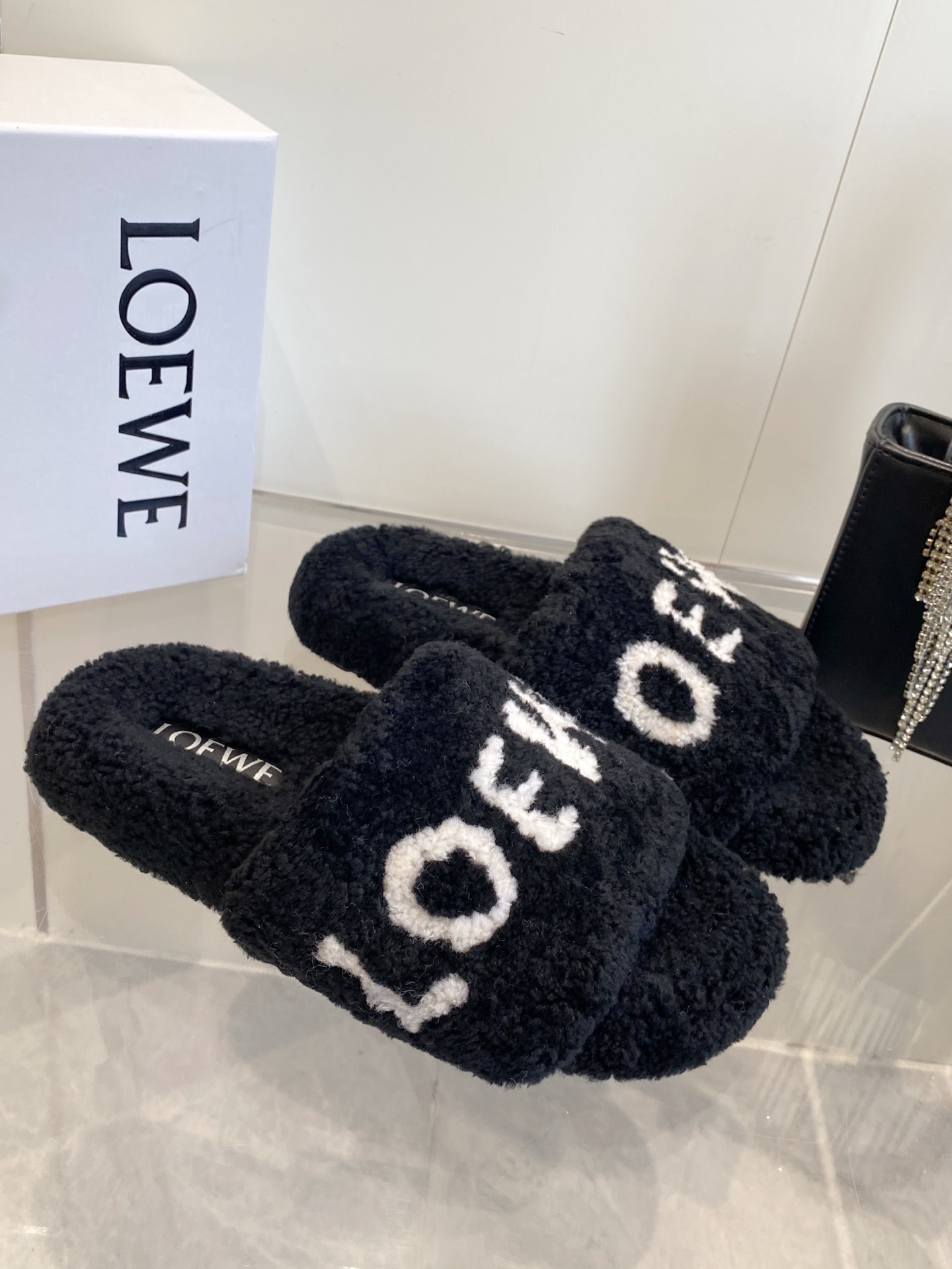 LOEWE 로에베 레터링 퍼 슬리퍼 신발
