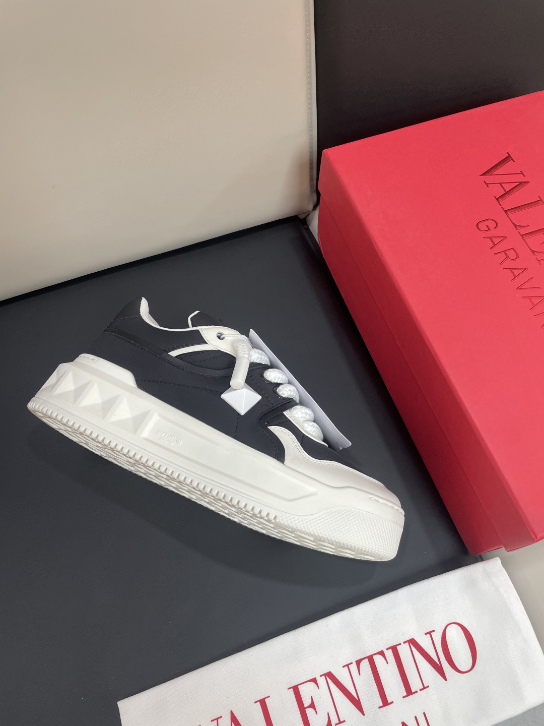 발렌티노(Valentino Garavani) 원스터드(ONE STUD) 스니커즈 신발