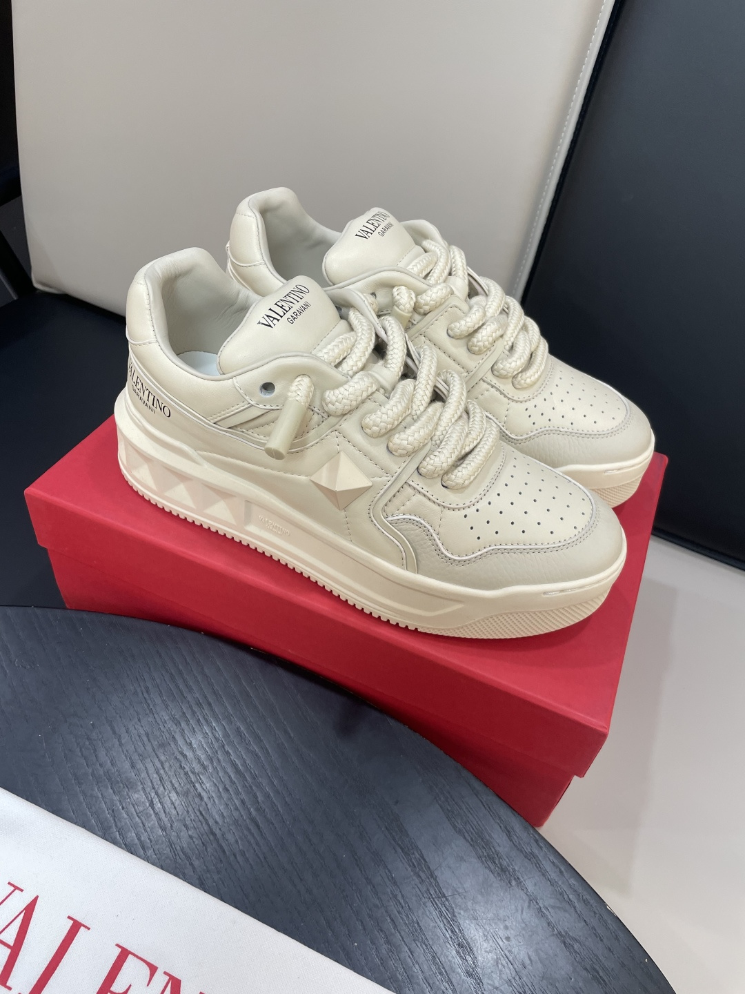 Valentino Garavani 발렌티노 가라바니 원스터드(ONE STUD) 스니커즈 신발