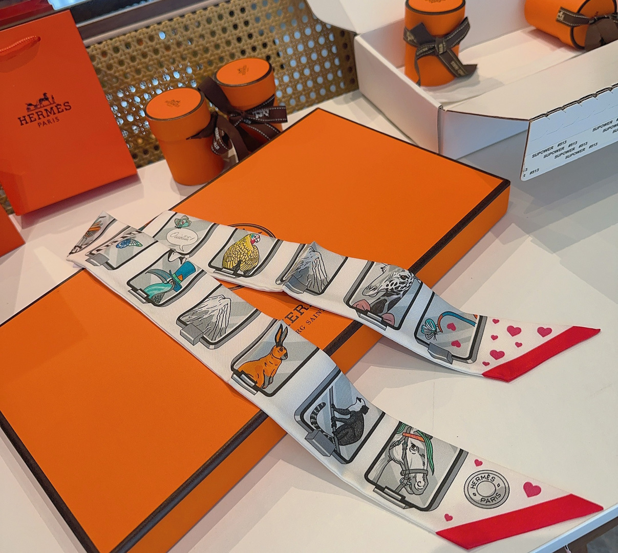 Hermes 에르메스  "에르메스 스토리" 실크 트윌리 스카프