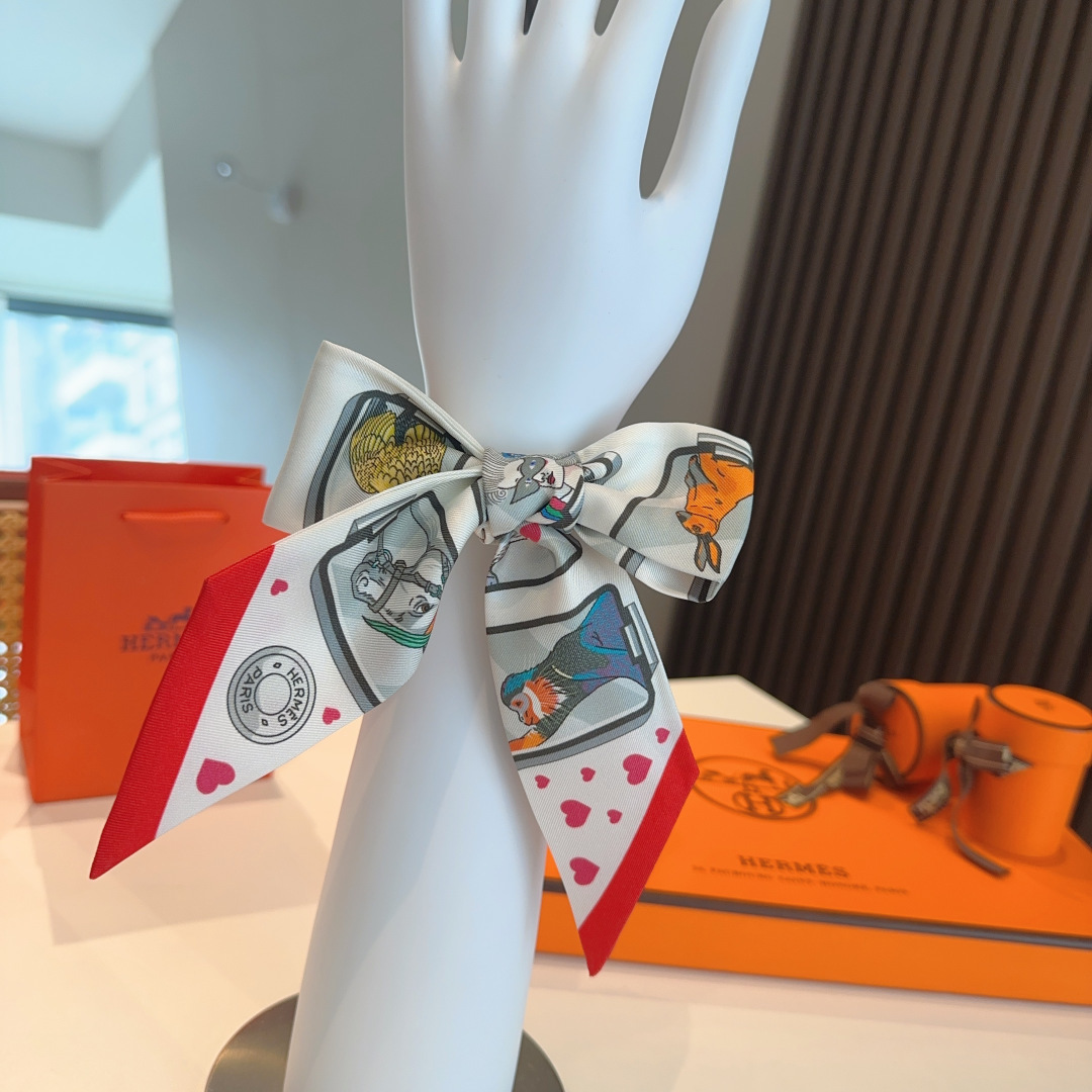 Hermes 에르메스  "에르메스 스토리" 실크 트윌리 스카프