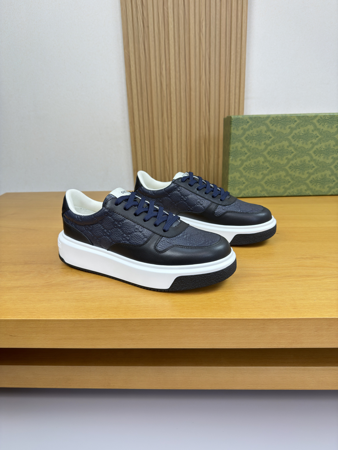 구찌(GUCCI) 나파 & 리치 레더 엠보싱 스니커즈 (프리미엄) 신발