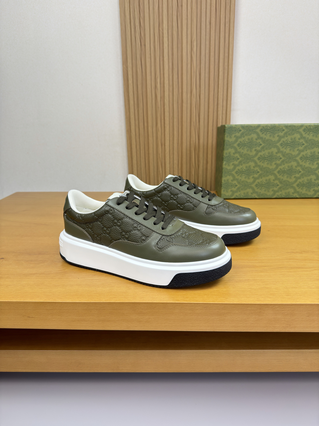 구찌(GUCCI) 나파 & 리치 레더 엠보싱 스니커즈 (프리미엄) 신발