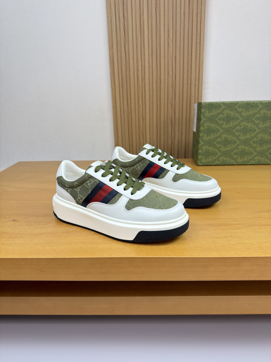 구찌(GUCCI) 나파 가죽 & 시그니처 웹(Web) 스니커즈 (프리미엄) 신발