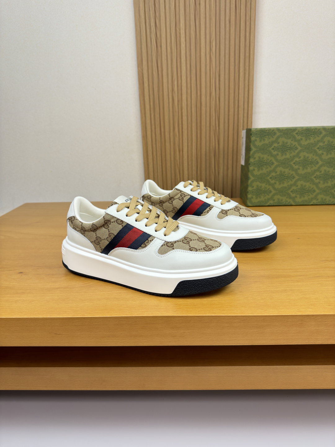 구찌(GUCCI) 나파 가죽 & 시그니처 웹(Web) 스니커즈 (프리미엄) 신발