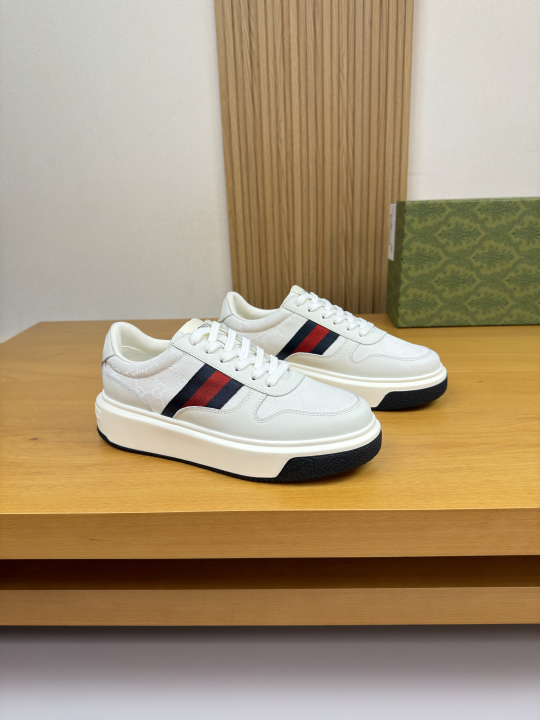 구찌(GUCCI) 나파 가죽 & 시그니처 웹(Web) 스니커즈 (프리미엄) 신발