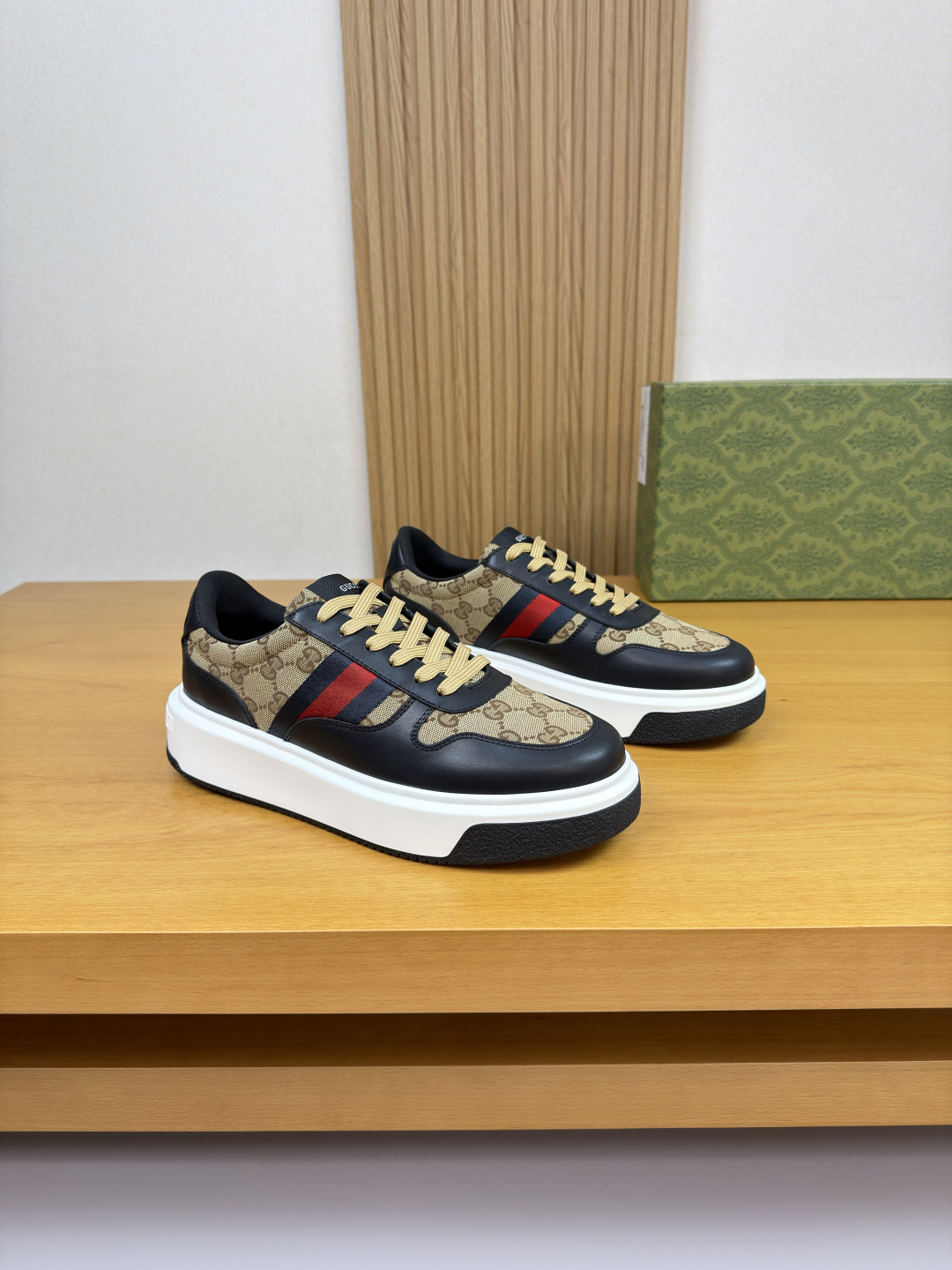 구찌(GUCCI) 나파 가죽 & 시그니처 웹(Web) 스니커즈 (프리미엄) 신발