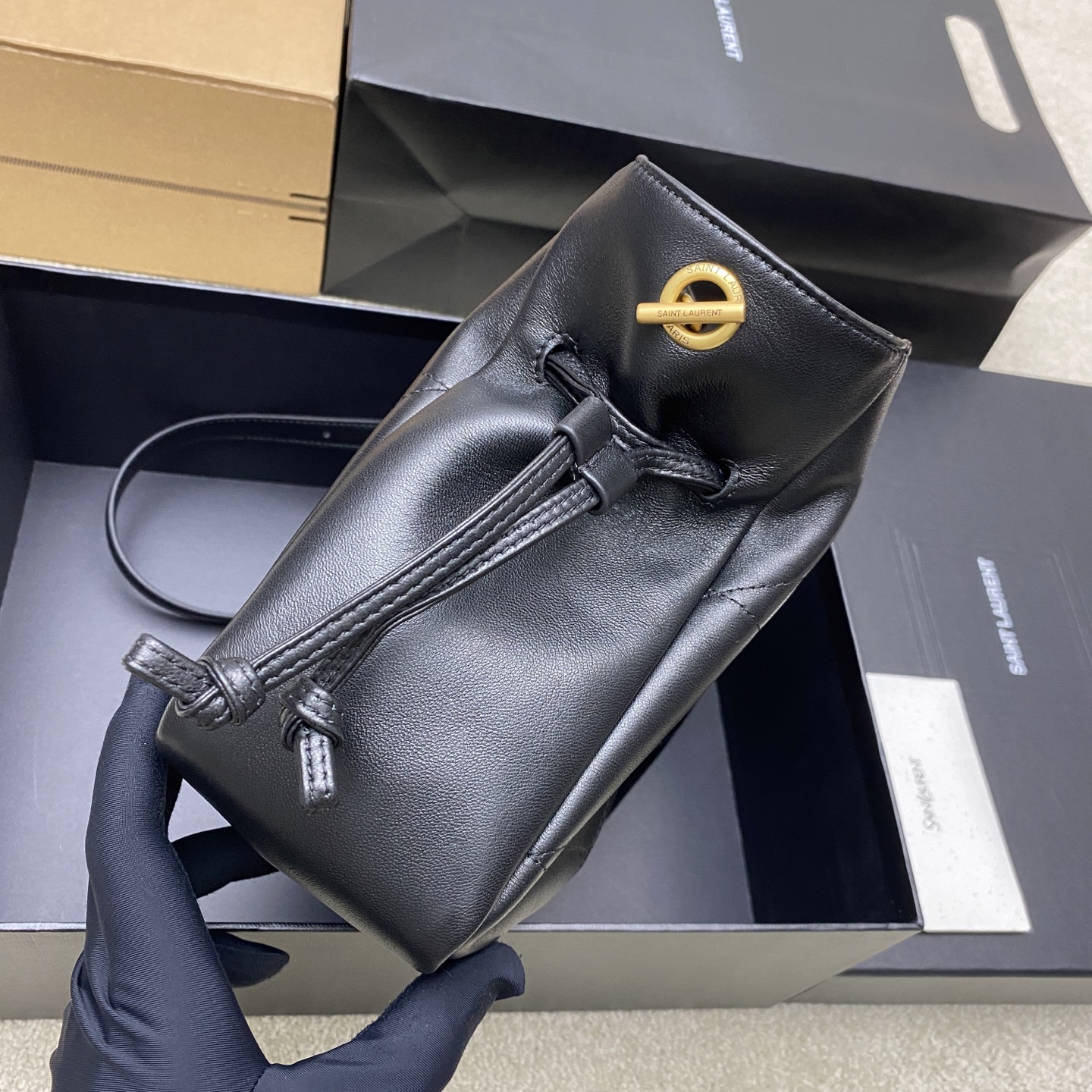 생로랑(YSL) 제이미 4.3 블랙 램스킨 미니 토트백 숄더백 가방