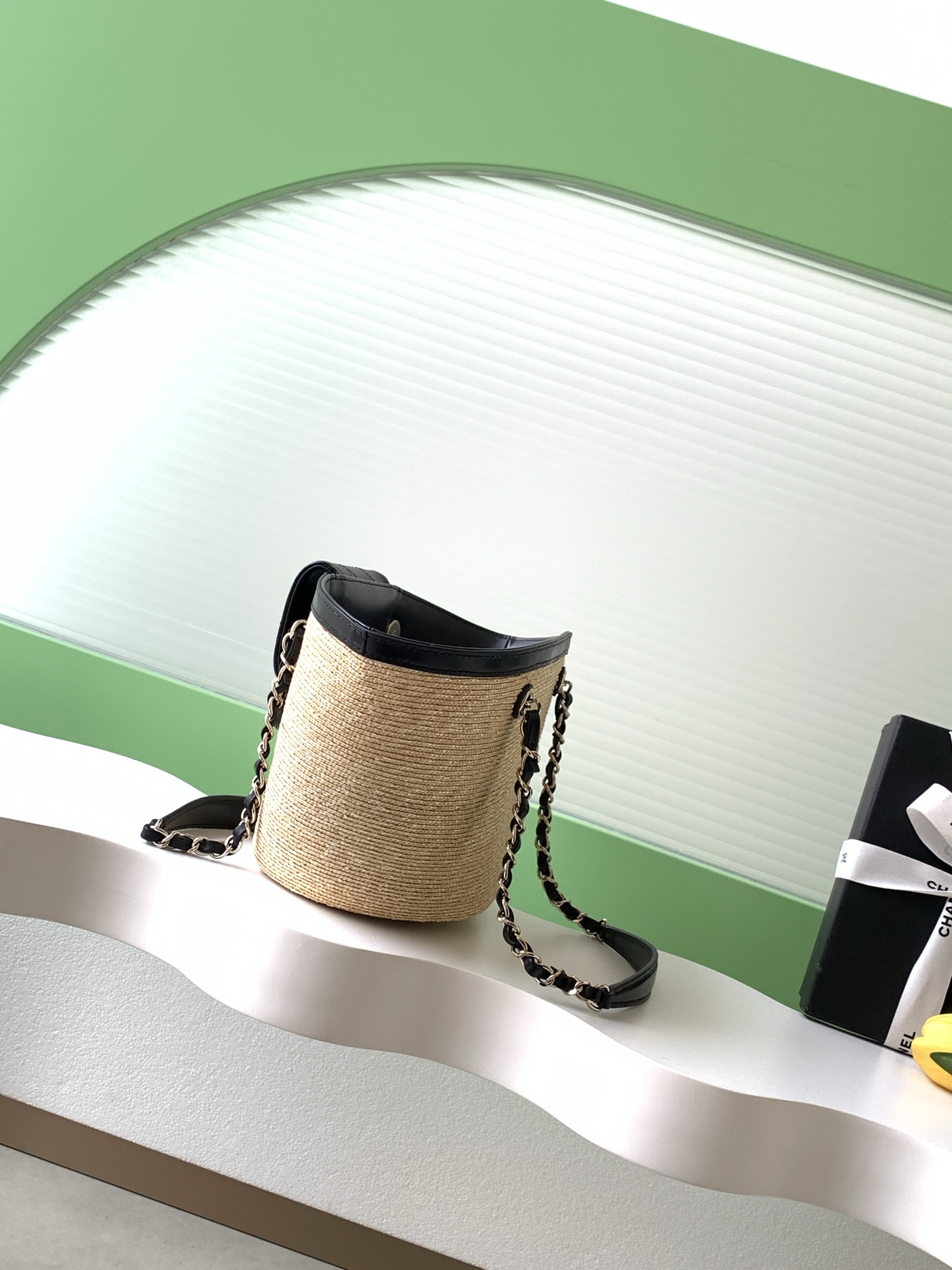 샤넬(Chanel) 26C 라피아 & 블랙 가죽 바스켓 백 - 가방 스몰