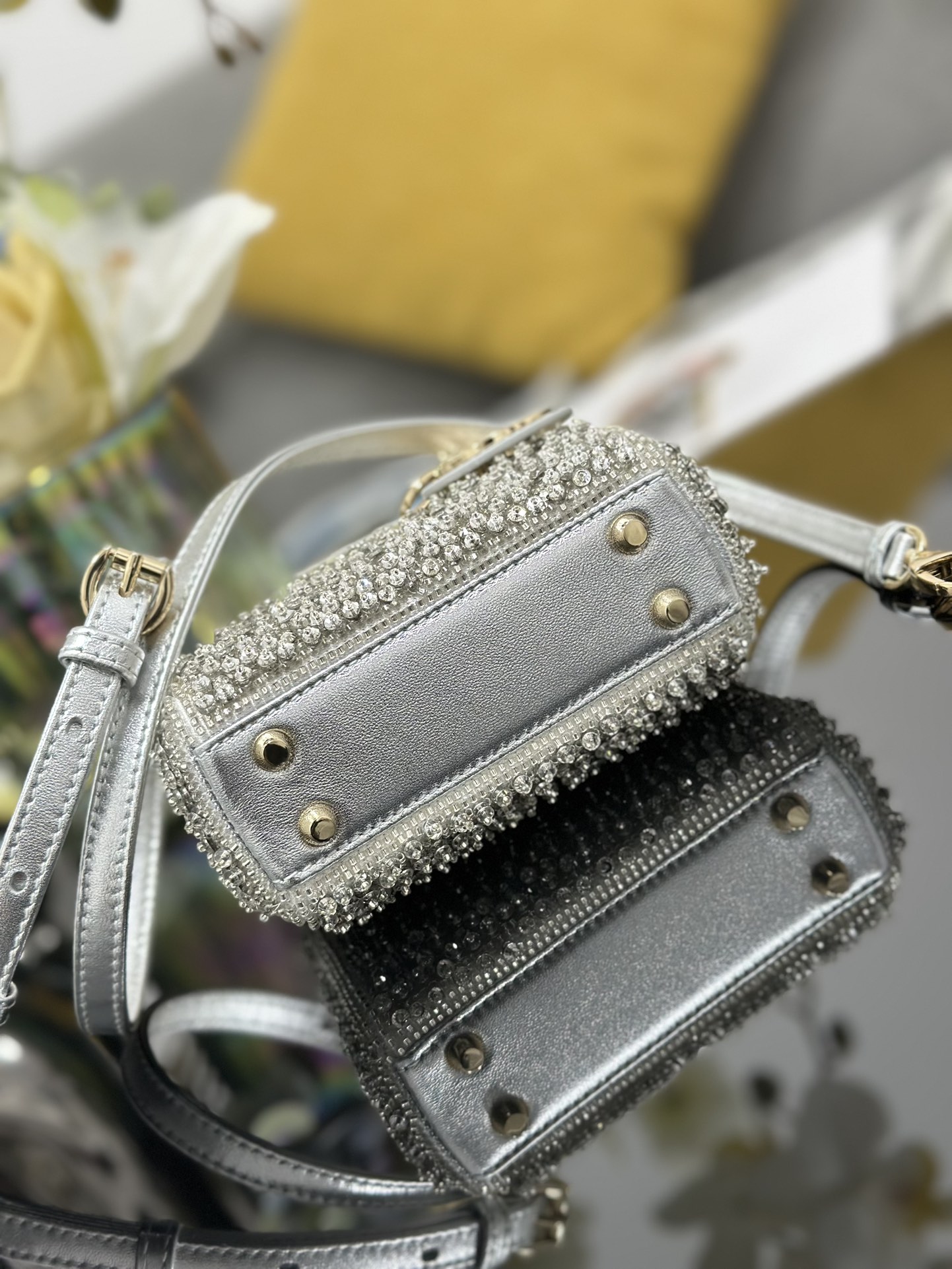 디올(Dior) 레이디 디올(Lady Dior) 마이크로 - 그라데이션 비즈 자수 가방