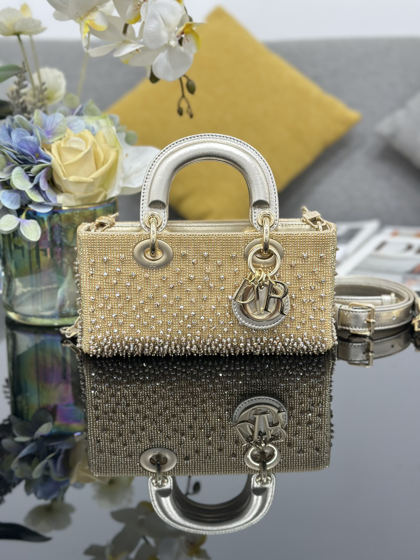 디올(Dior) 레이디 디조이(Lady D-Joy) 스몰 - 비즈 자수 토트백 숄더백 가방