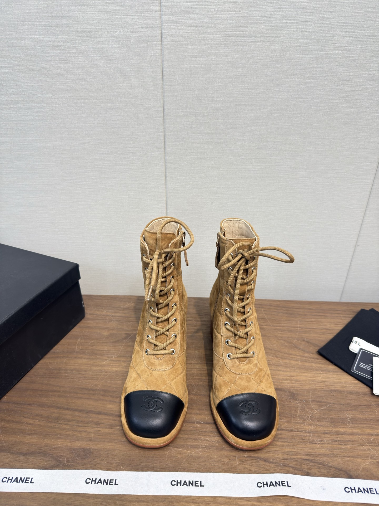 샤넬(Chanel) 26C 마틴 레이스업 앵클 부츠 신발