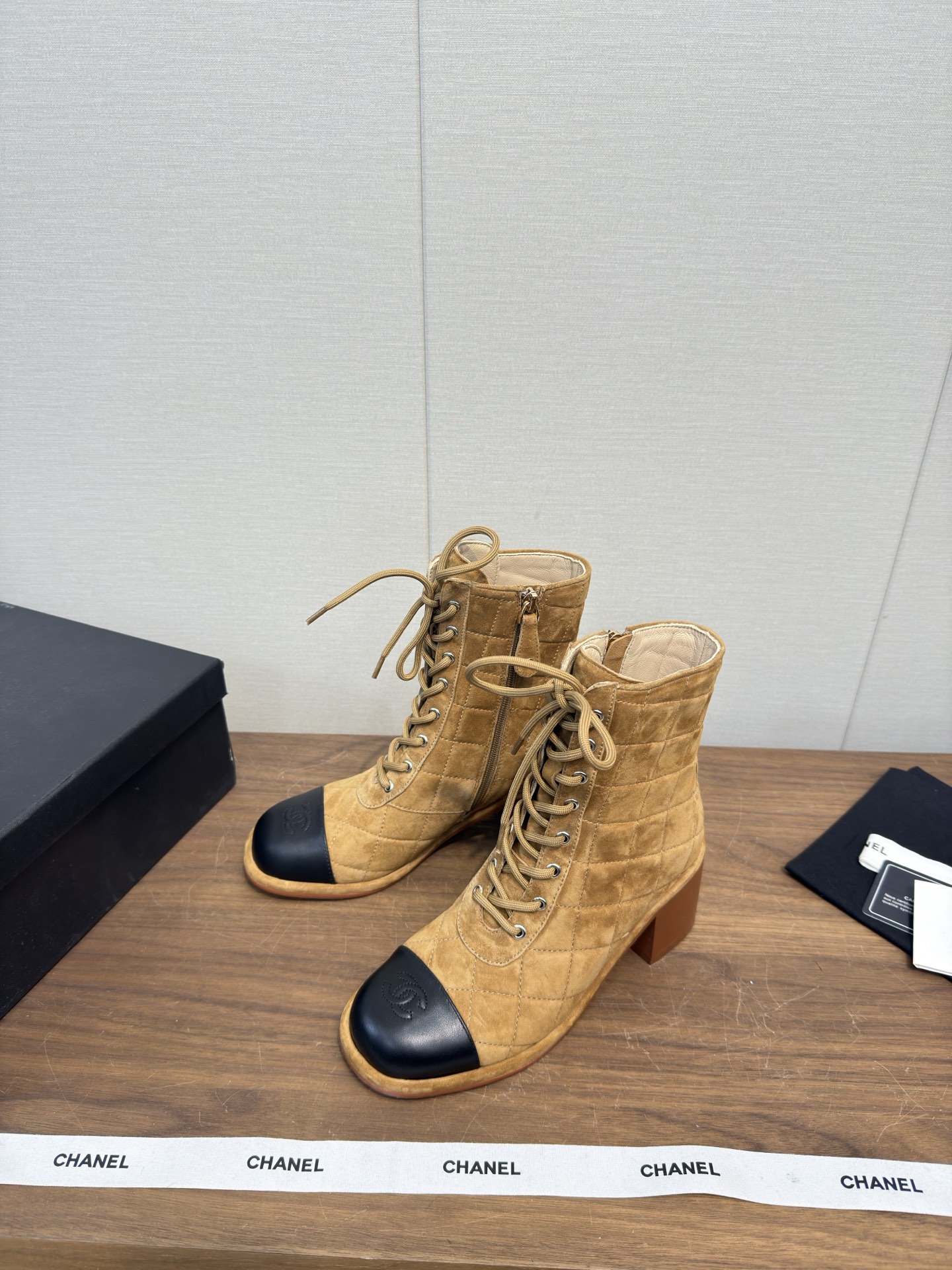 샤넬(Chanel) 26C 마틴 레이스업 앵클 부츠 신발