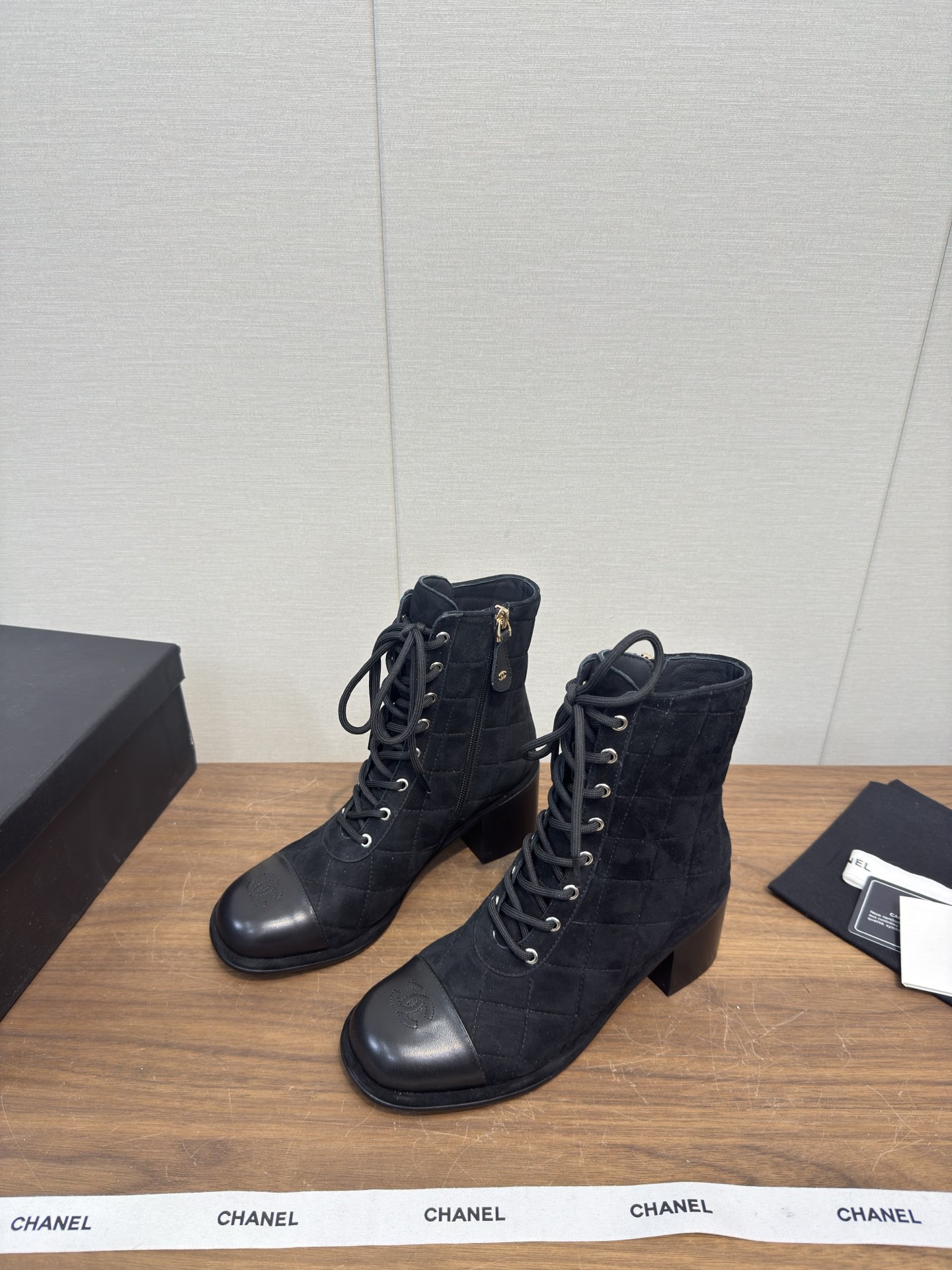 샤넬(Chanel) 26C 마틴 레이스업 앵클 부츠 신발