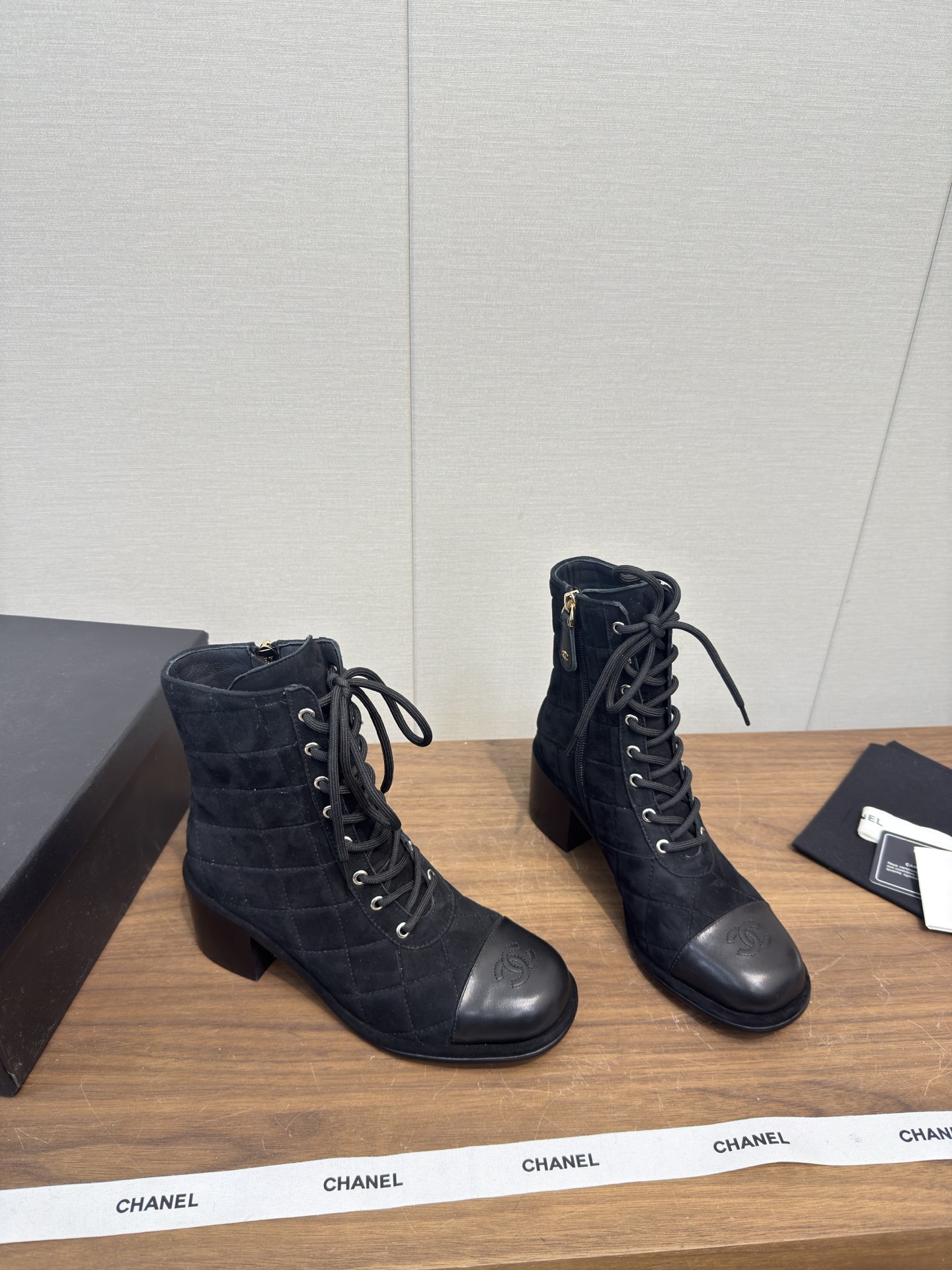 샤넬(Chanel) 26C 마틴 레이스업 앵클 부츠 신발