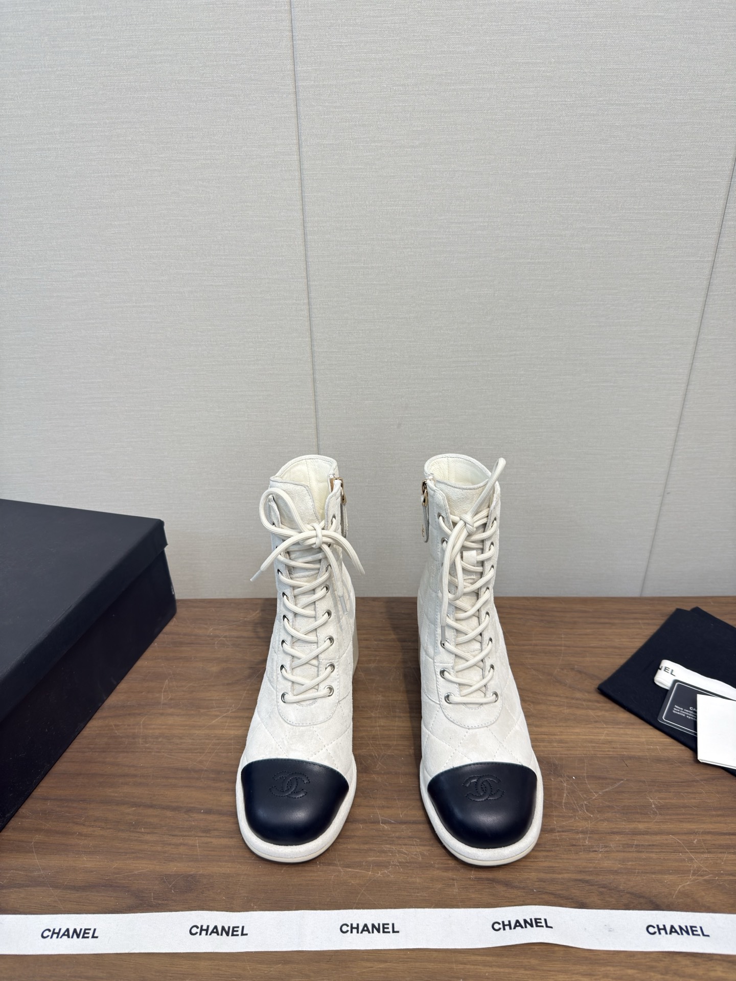 샤넬(Chanel) 26C 마틴 레이스업 앵클 부츠 신발