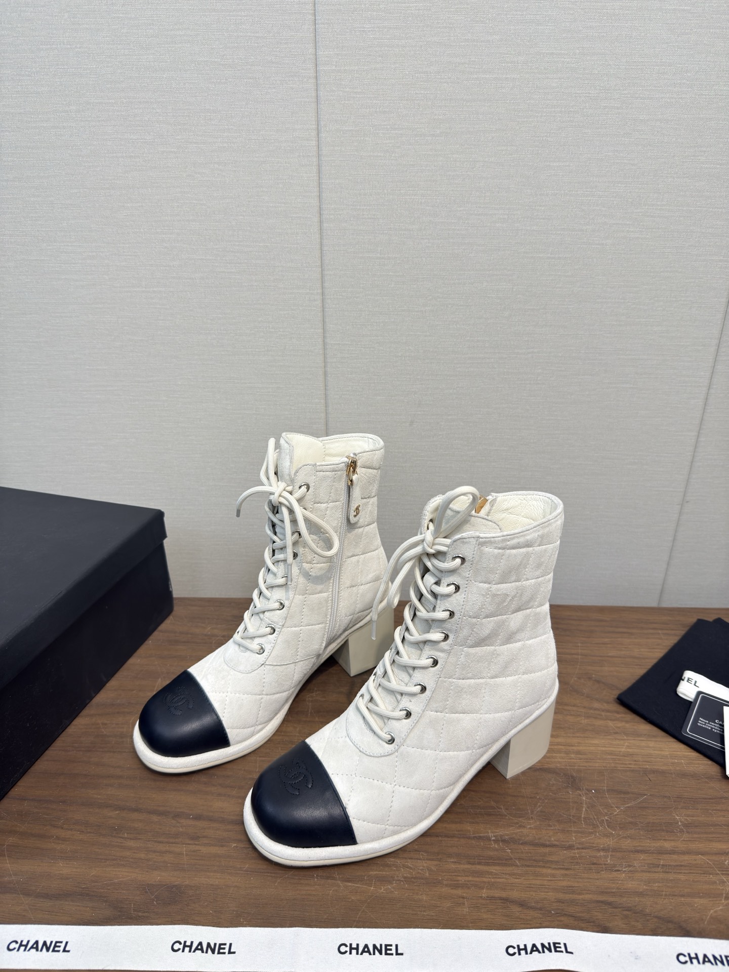 샤넬(Chanel) 26C 마틴 레이스업 앵클 부츠 신발