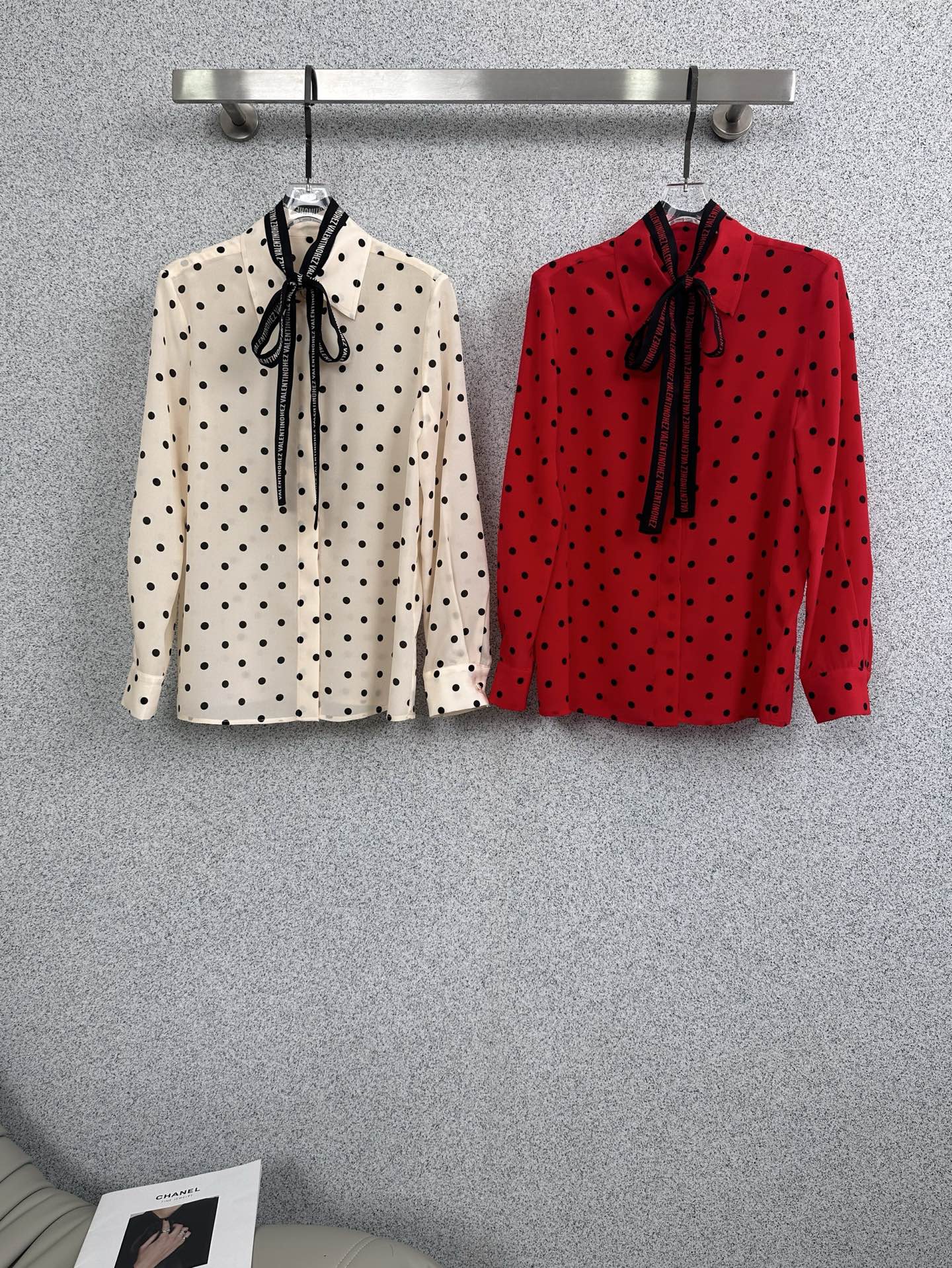 발렌티노(Valentino) 프렌치 카라 도트 스트랩 실크 셔츠 블라우스 의류