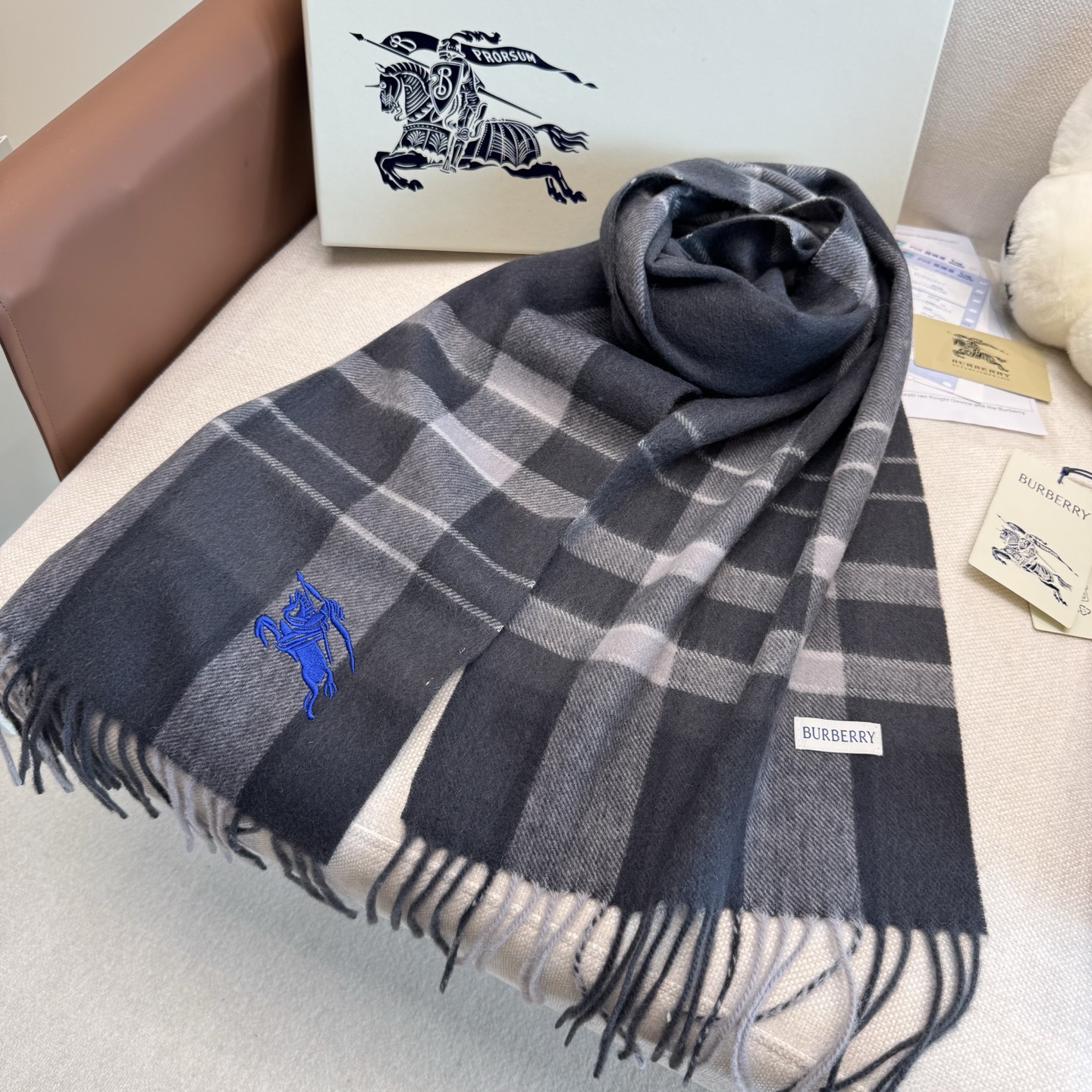 Burberry 버버리 · 클래식 체크 에퀘스트리안 로고 머플러 목도리 스카프