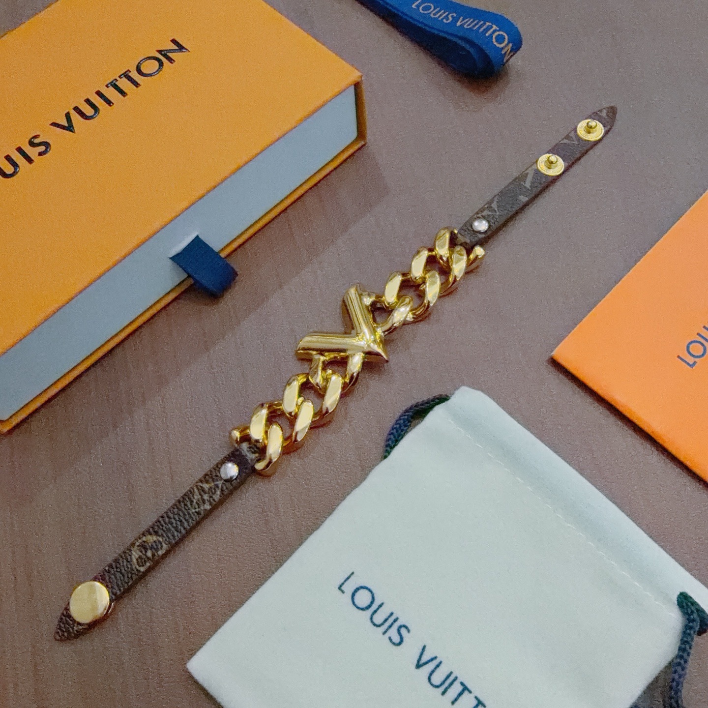 Louis Vuitton LV · 루이비통 뉴 모노그램 가죽 스트랩 팔찌 악세사리