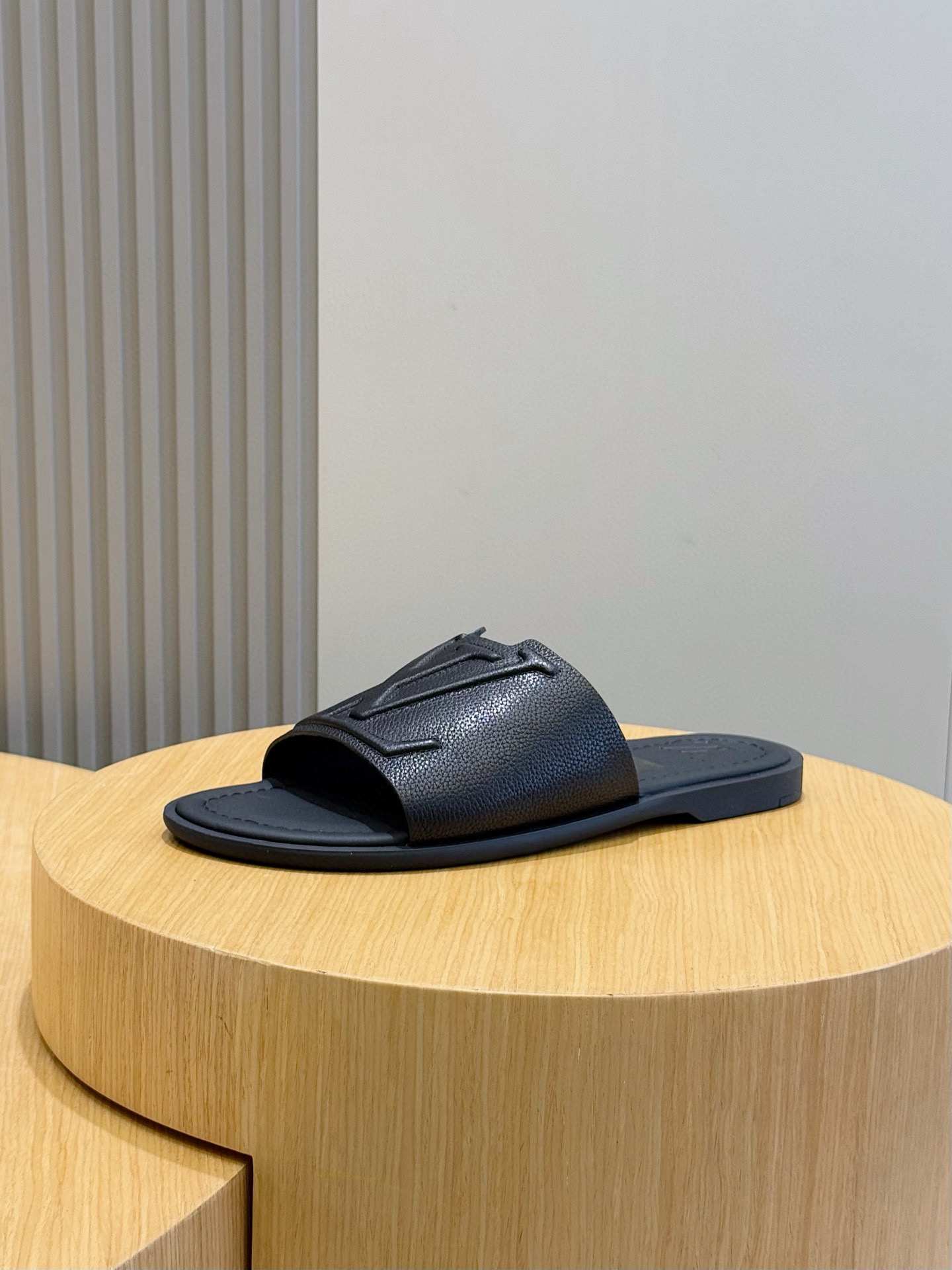 루이비통(Louis Vuitton) LV 워터프론트(Waterfront) 모노그램 슬라이드 슬리퍼 신발