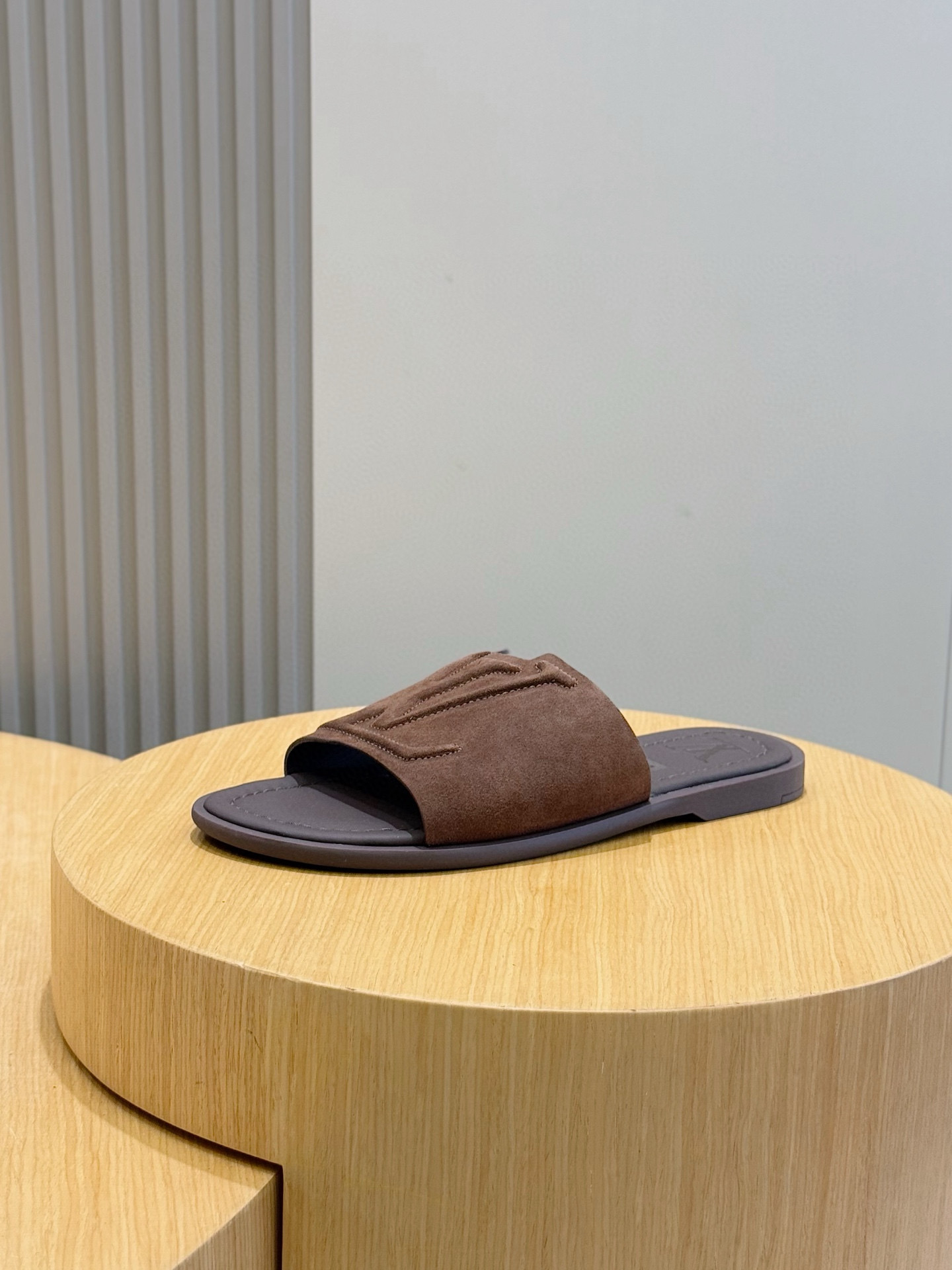 루이비통(Louis Vuitton) LV 워터프론트(Waterfront) 모노그램 슬라이드 슬리퍼 신발