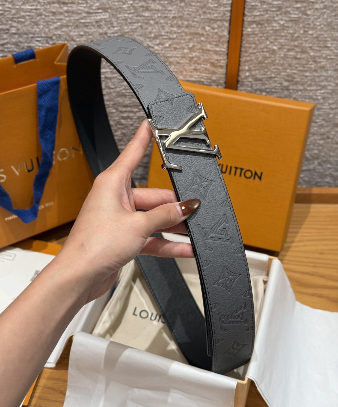 LV 루이비통 이니셜 펄스(INITIALES PEARLS) 40mm 양면 리버서블 벨트