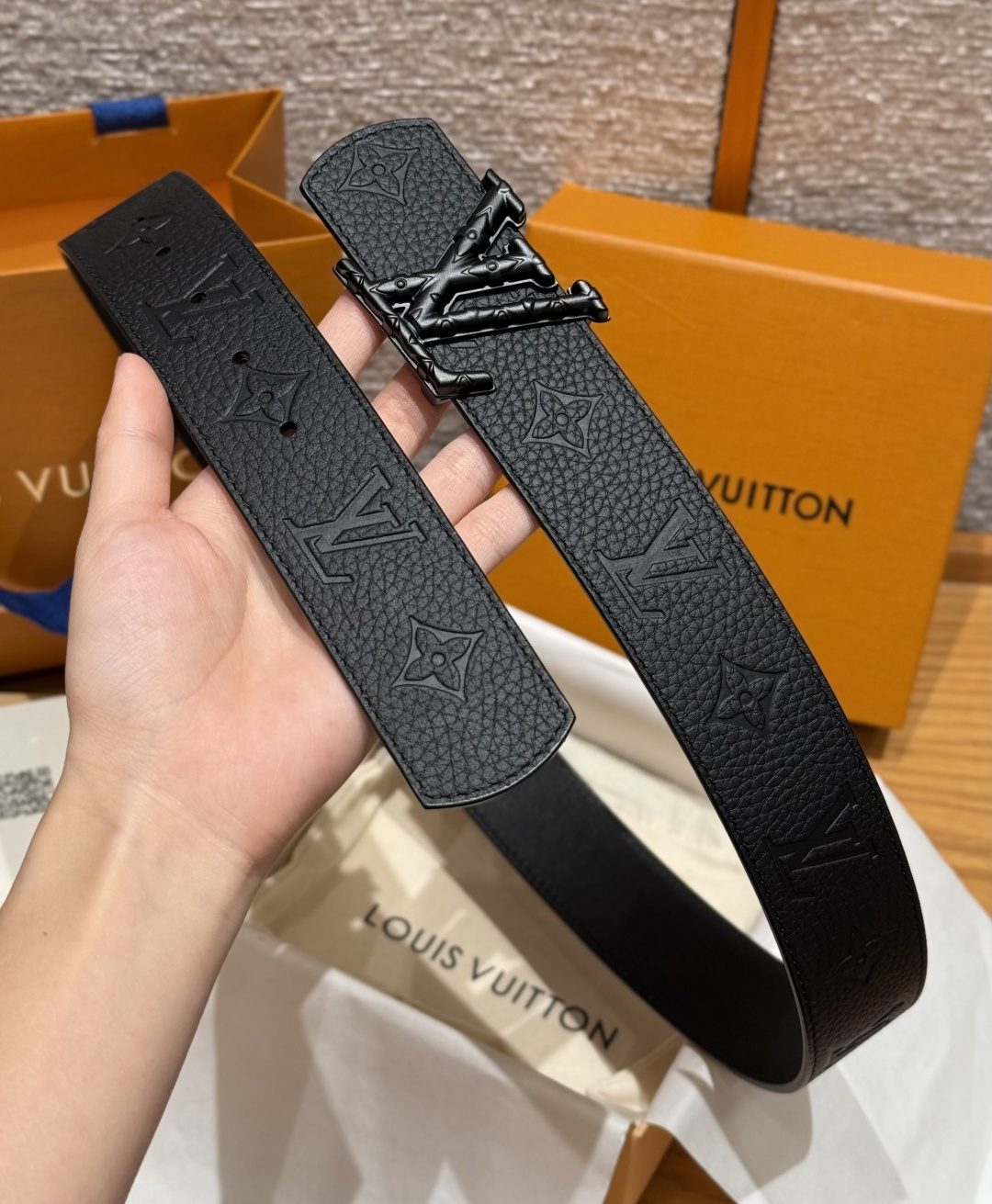 LV 루이비통 디멘션(DIMENSION) 40mm 양면 리버시블 벨트 (레더 엠보싱)
