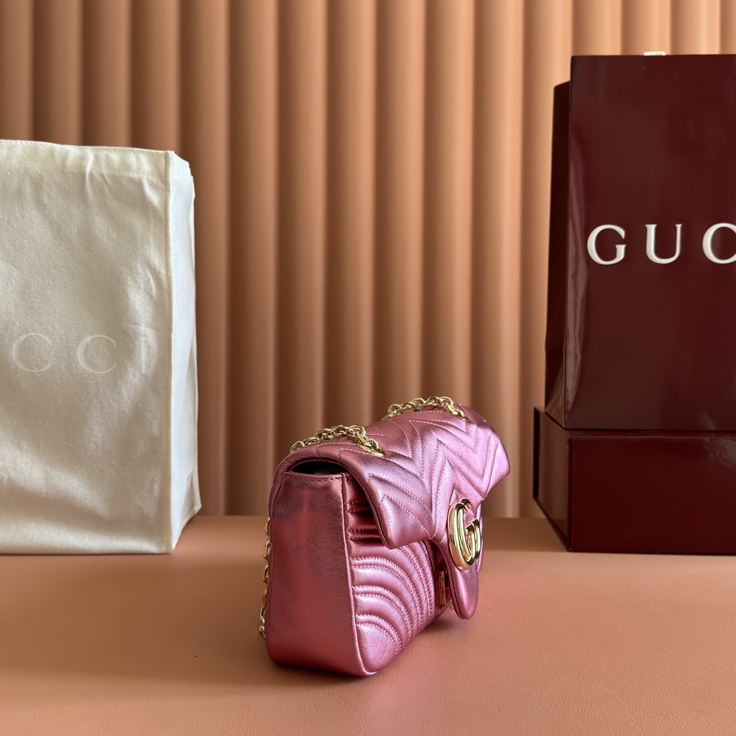 구찌(GUCCI) GG 마몽 메탈릭 마틀라세 숄더백 가방 미디움