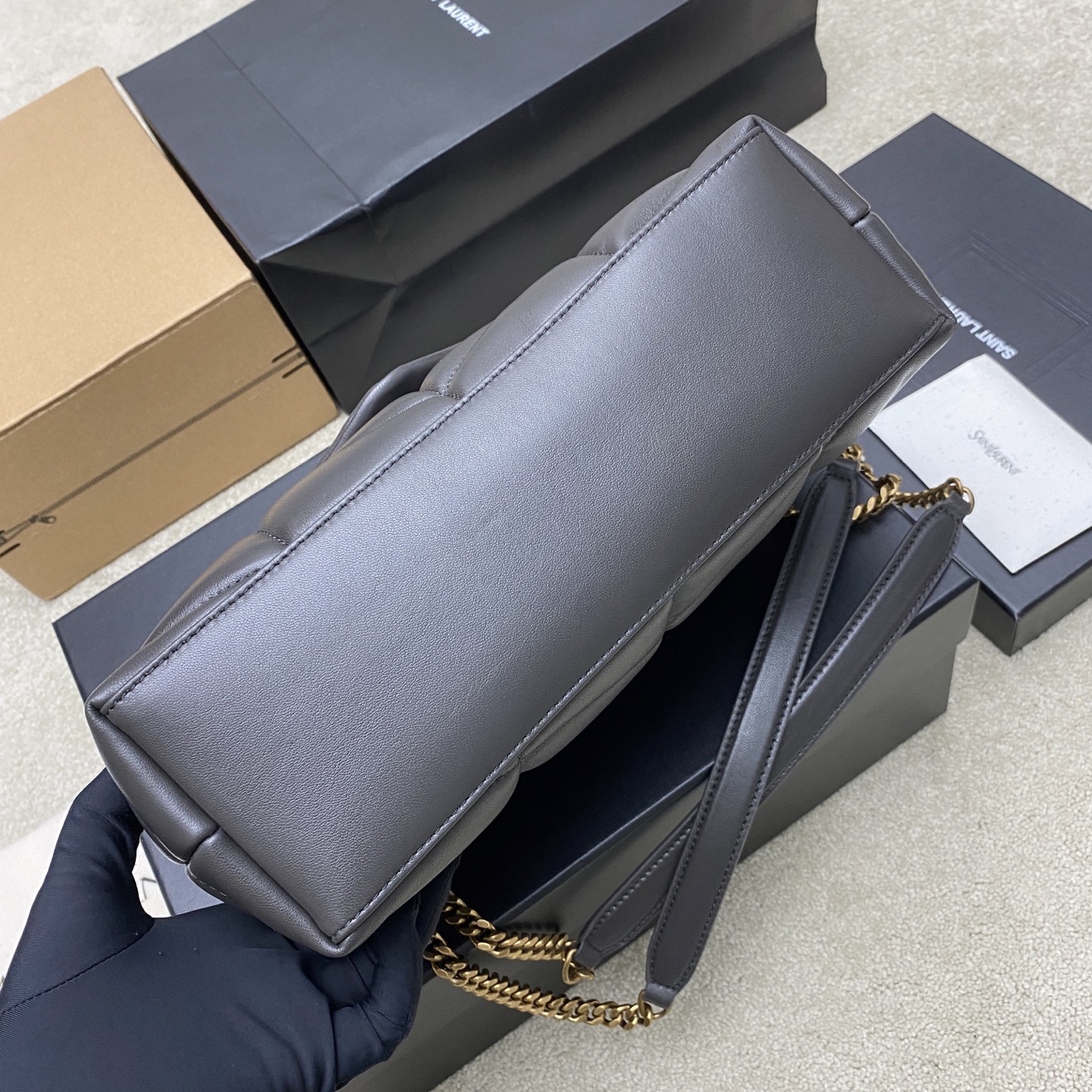 생로랑(YSL) 루루 푸퍼(Loulou Puffer) 미디움 시티 그레이 (골드) 숄더백 가방