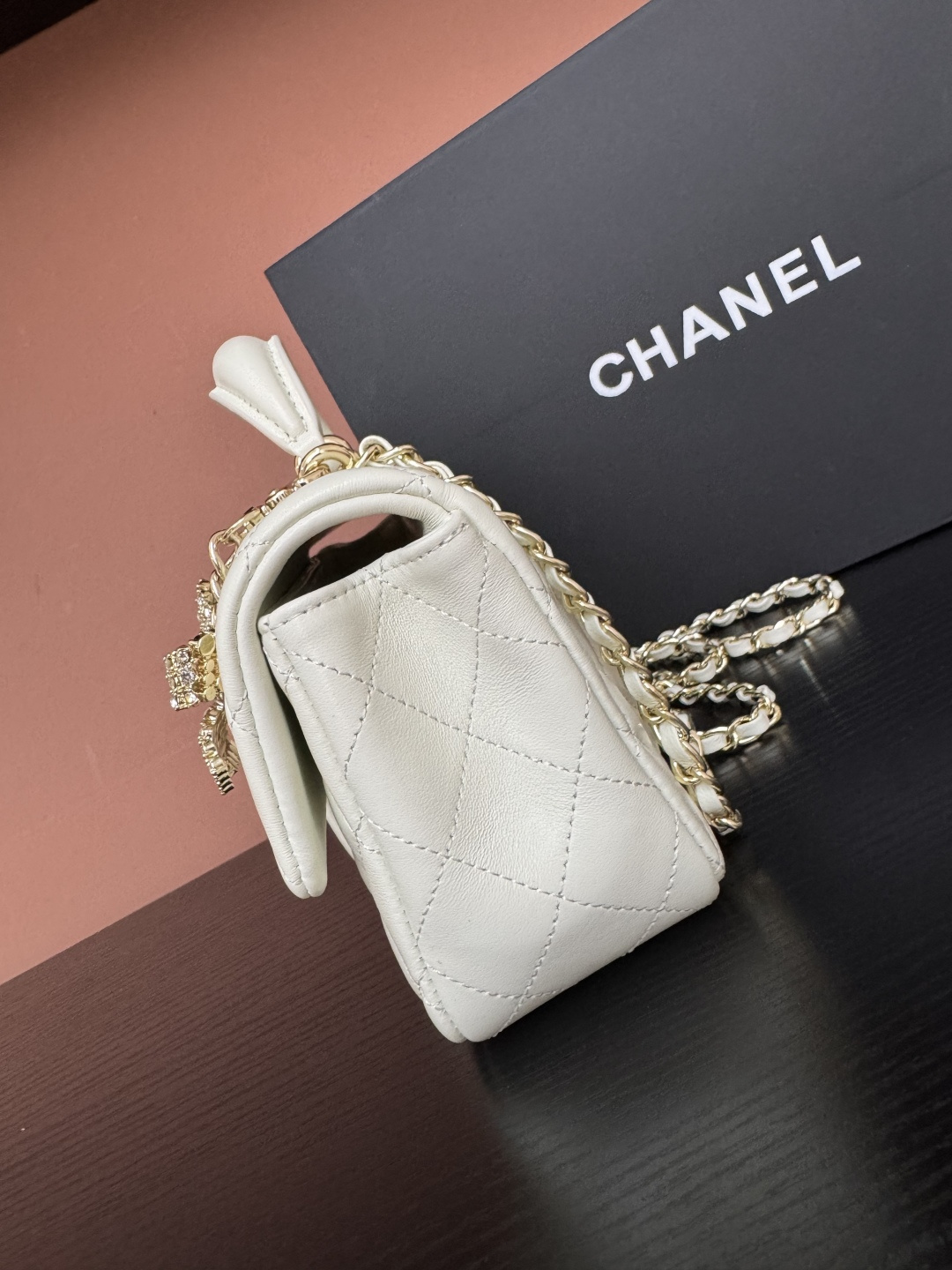 샤넬(CHANEL) 25K 버터플라이 다이아몬드 핸들 CF 미니 (밀크 화이트) 토트백 숄더백 가방