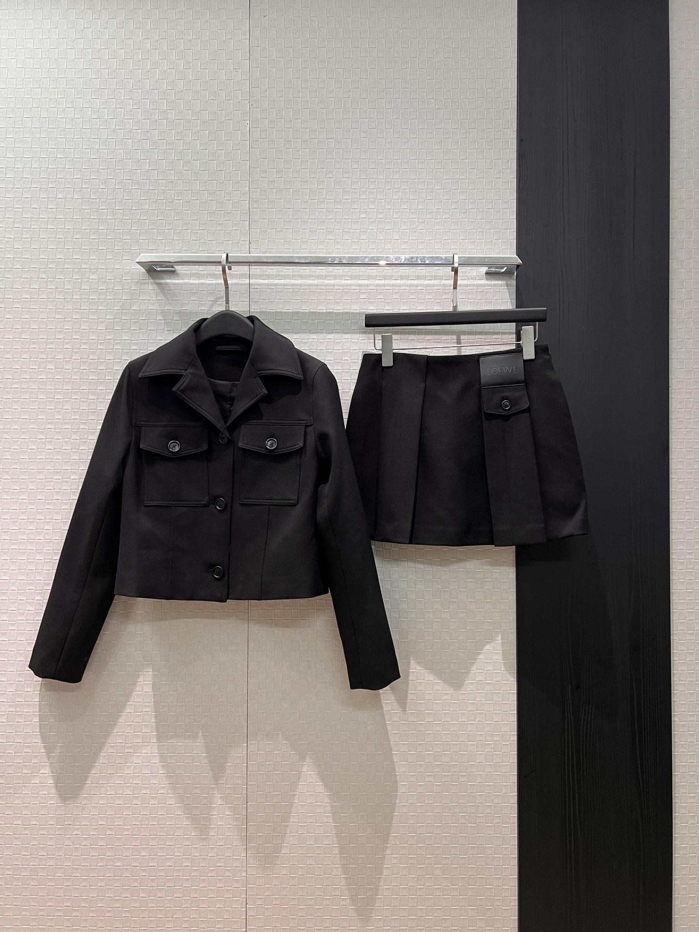 로에베(Loew) 크롭 울 워크 자켓 재킷 + 언밸런스 플리츠 레이어드 스커트 셋업 세트 의류