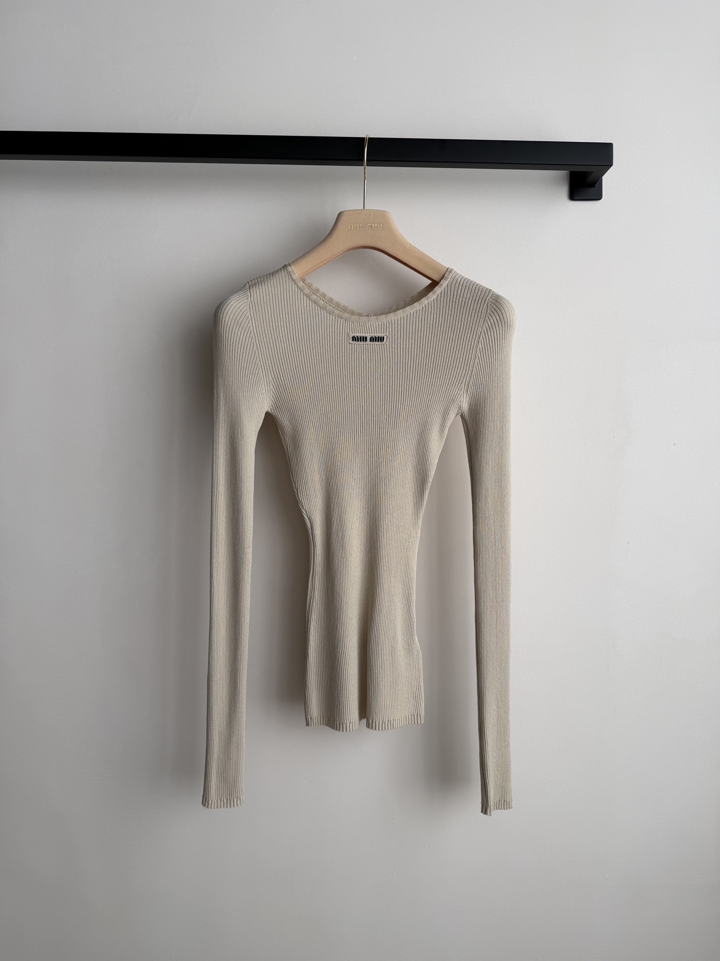 미우미우(MiuMiu) 마이크로 로고 실크 니트 긴팔 티셔츠 의류
