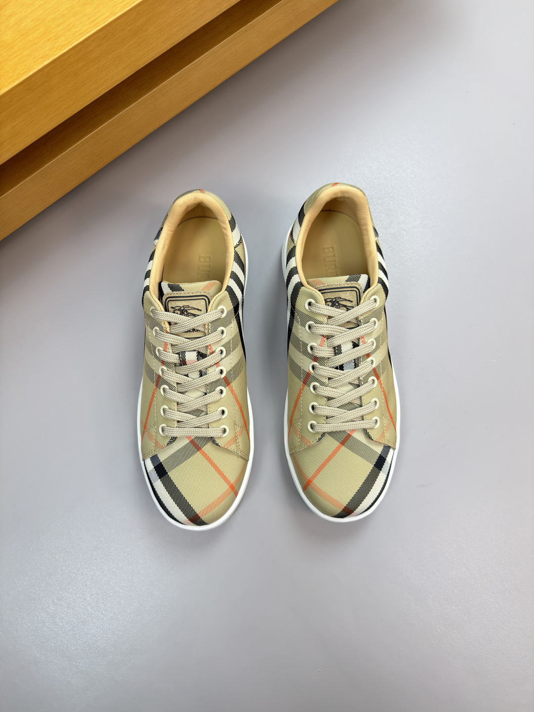 버버리(BURBERRY) 하이엔드 캐주얼 스니커즈 신발