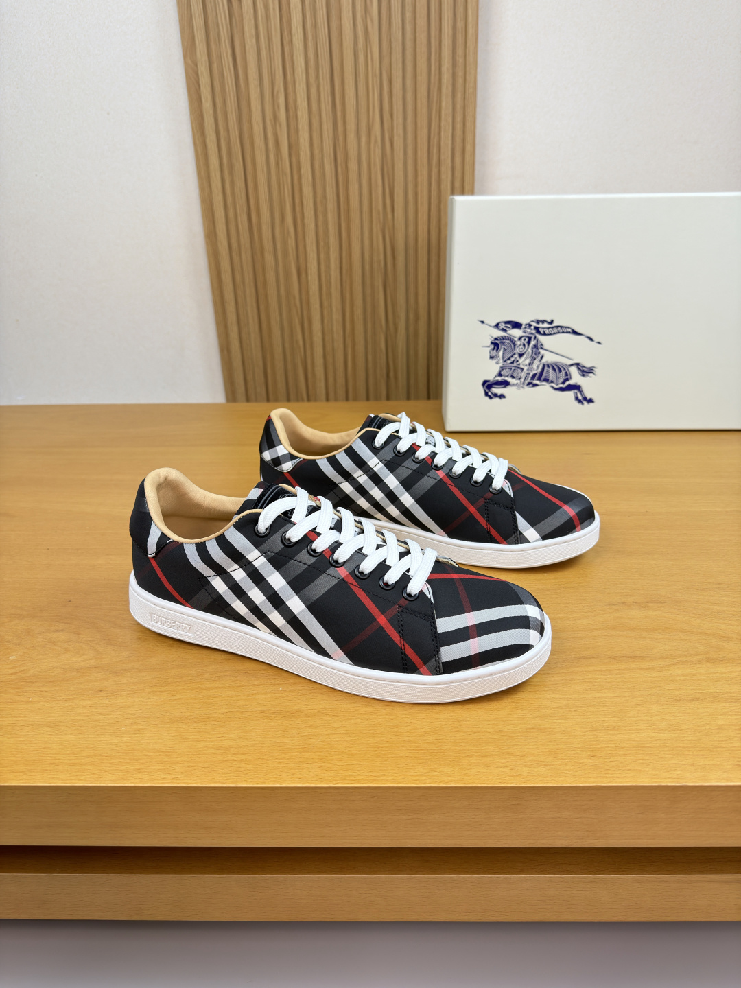 버버리(BURBERRY) 하이엔드 캐주얼 스니커즈 신발