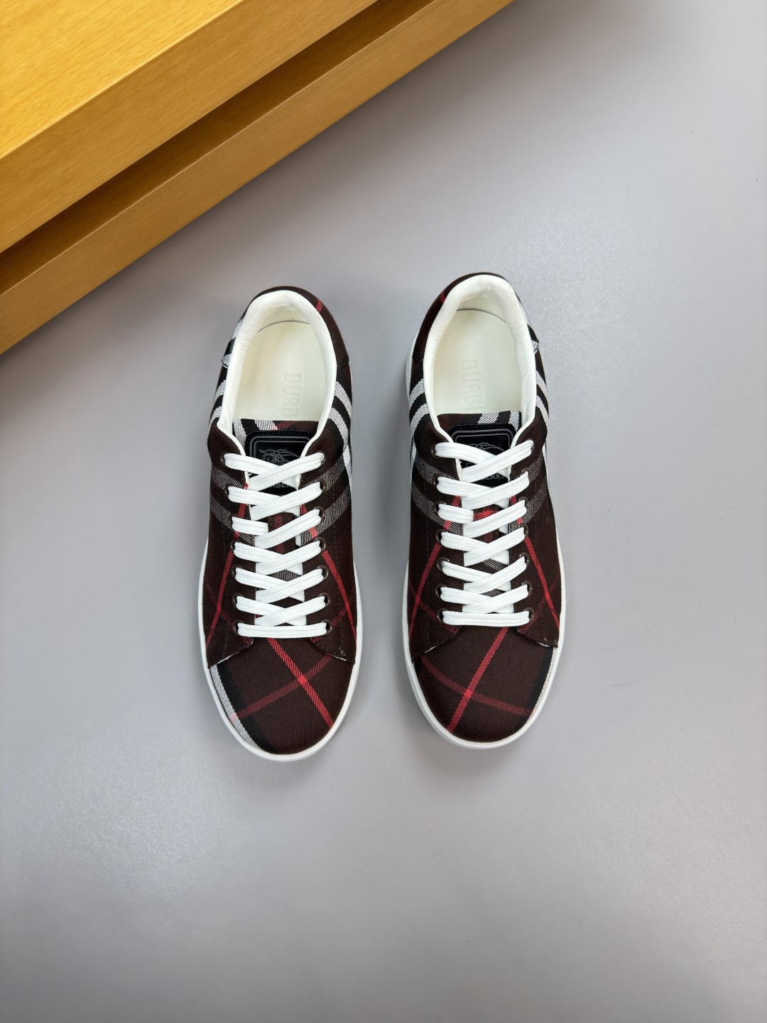 버버리(BURBERRY) 하이엔드 캐주얼 스니커즈 신발