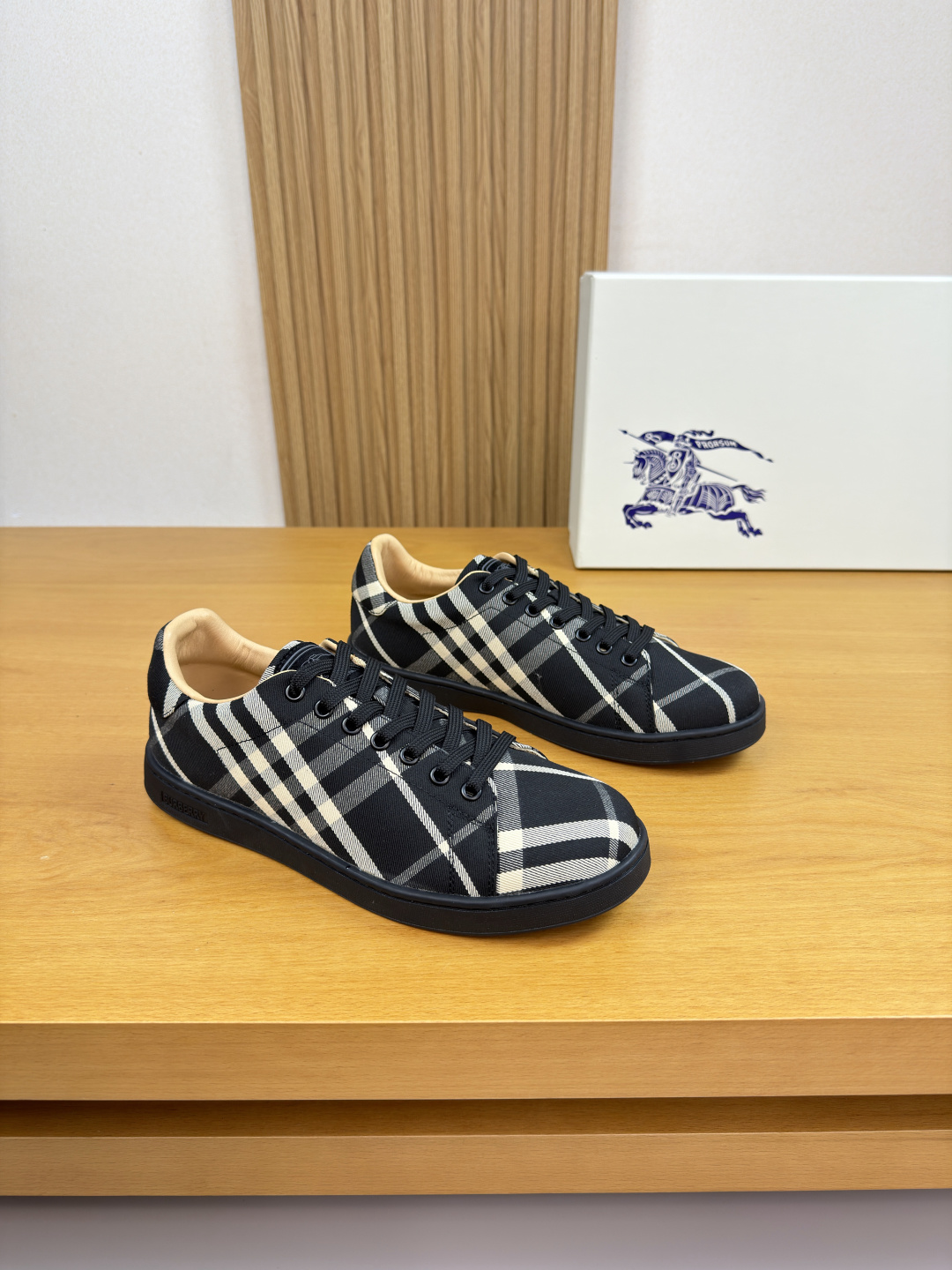 버버리(BURBERRY) 하이엔드 캐주얼 스니커즈 신발